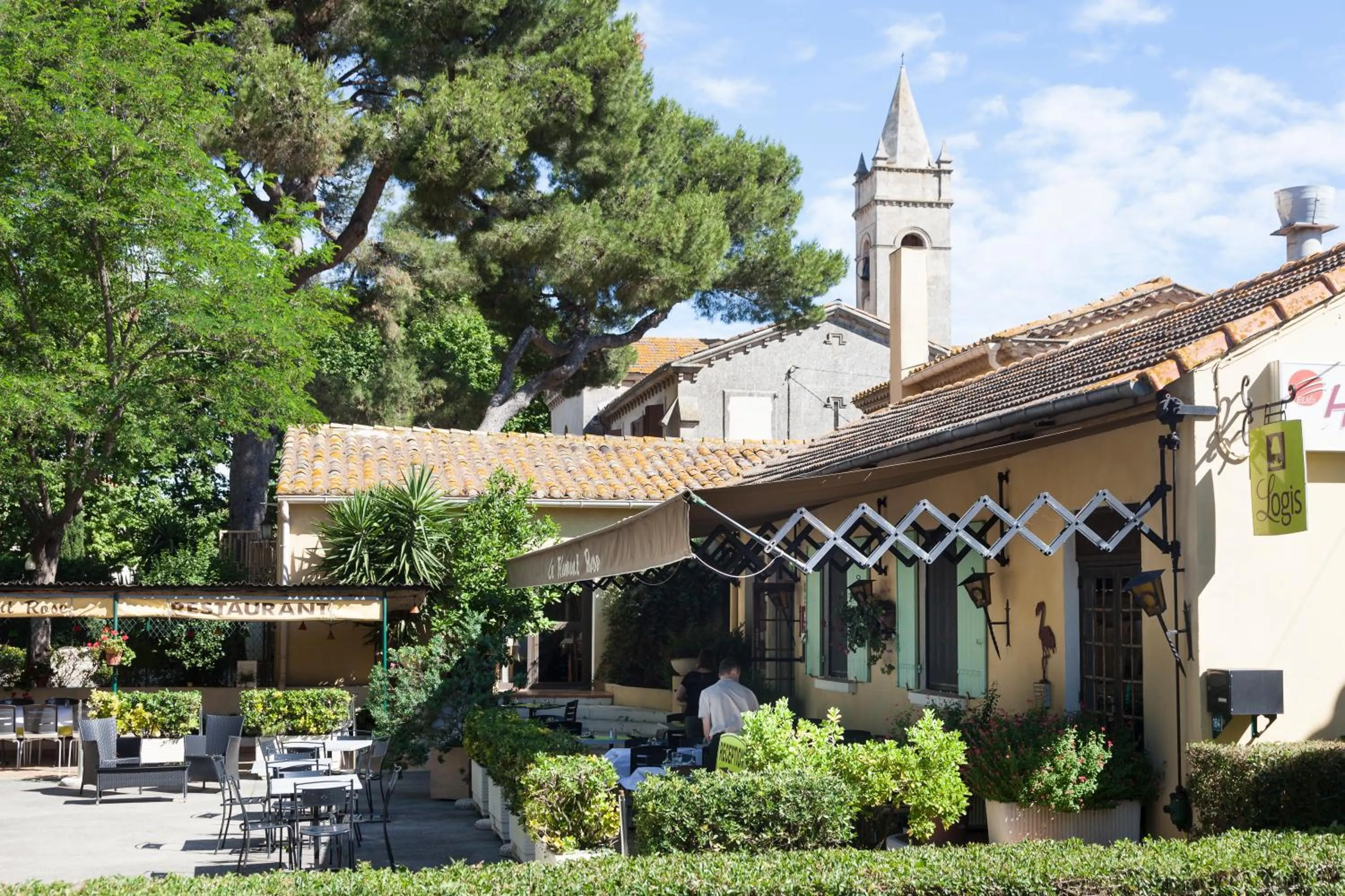 Property building in Logis Hotel Restaurant Le Flamant Rose camargue