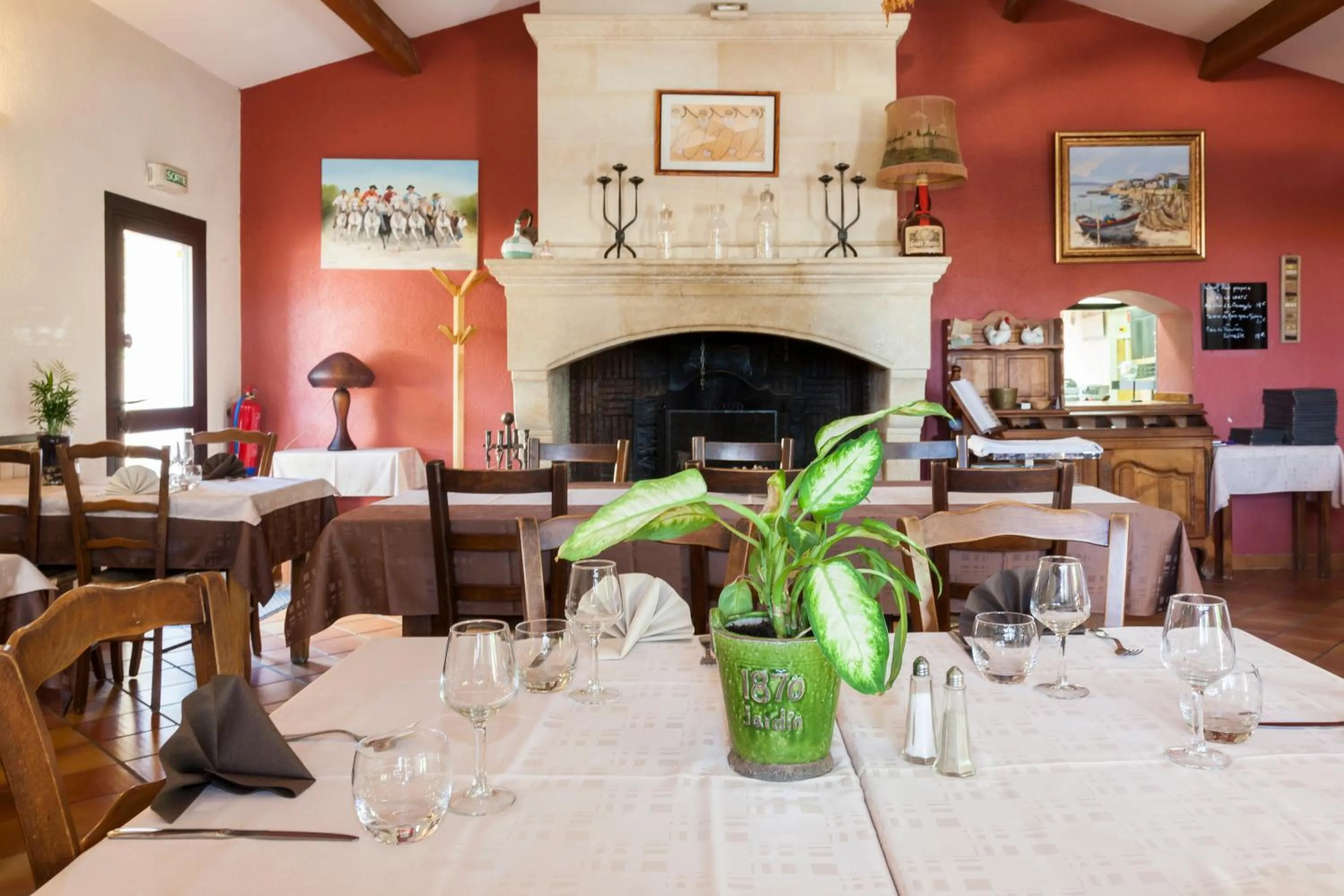 Restaurant/places to eat in Logis Hotel Restaurant Le Flamant Rose camargue