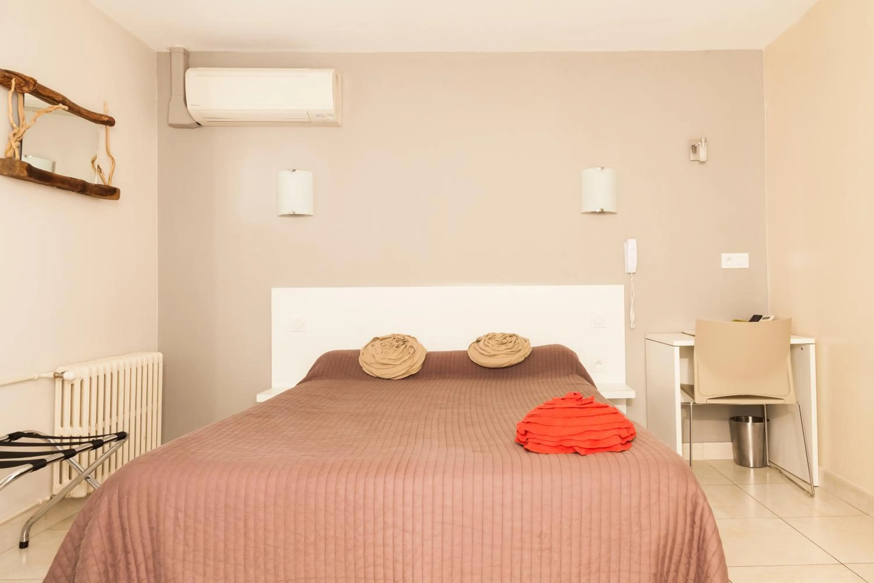 Photo of the whole room, Bed in Logis Hotel Restaurant Le Flamant Rose camargue