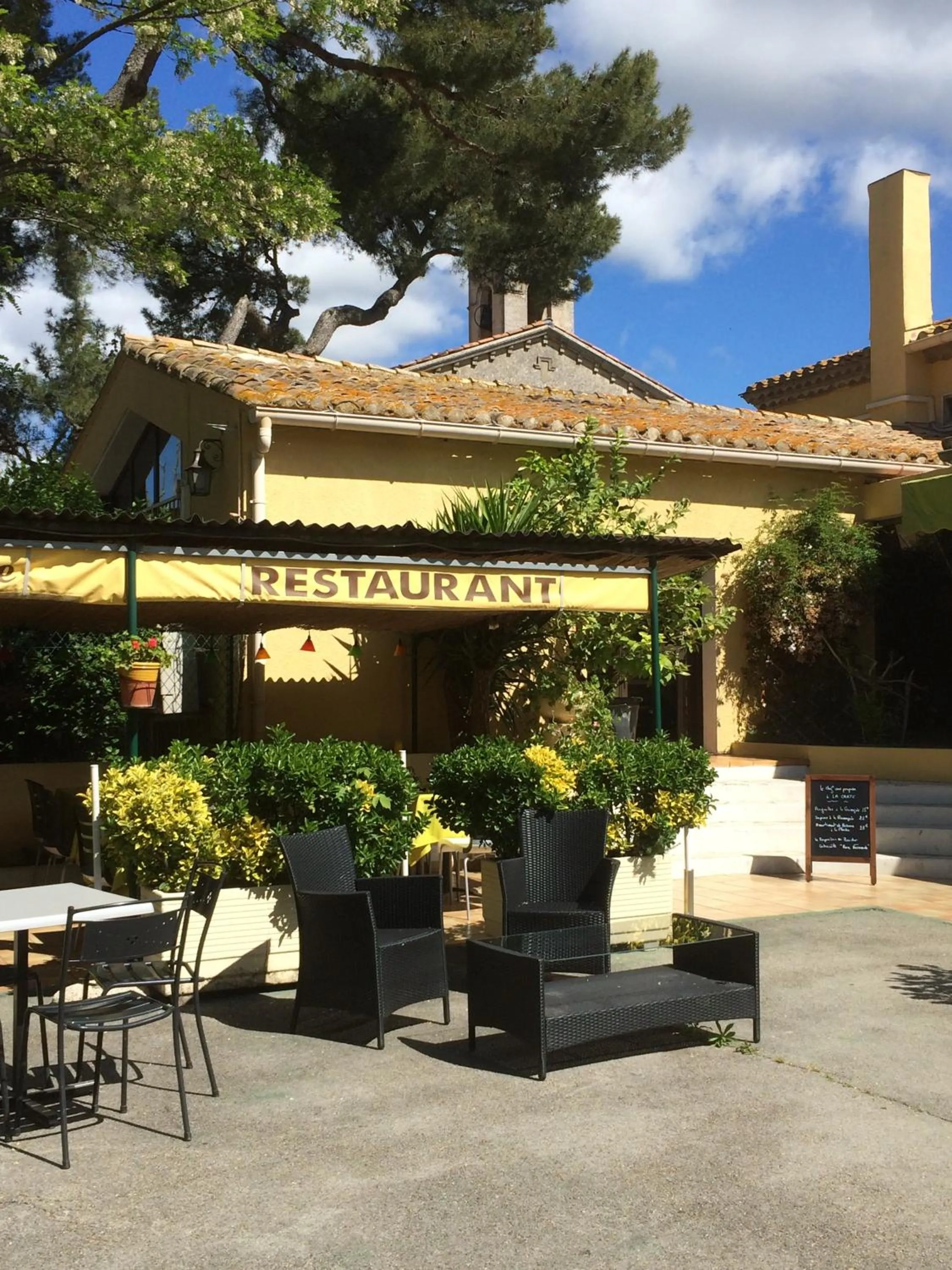 Property building in Logis Hotel Restaurant Le Flamant Rose camargue