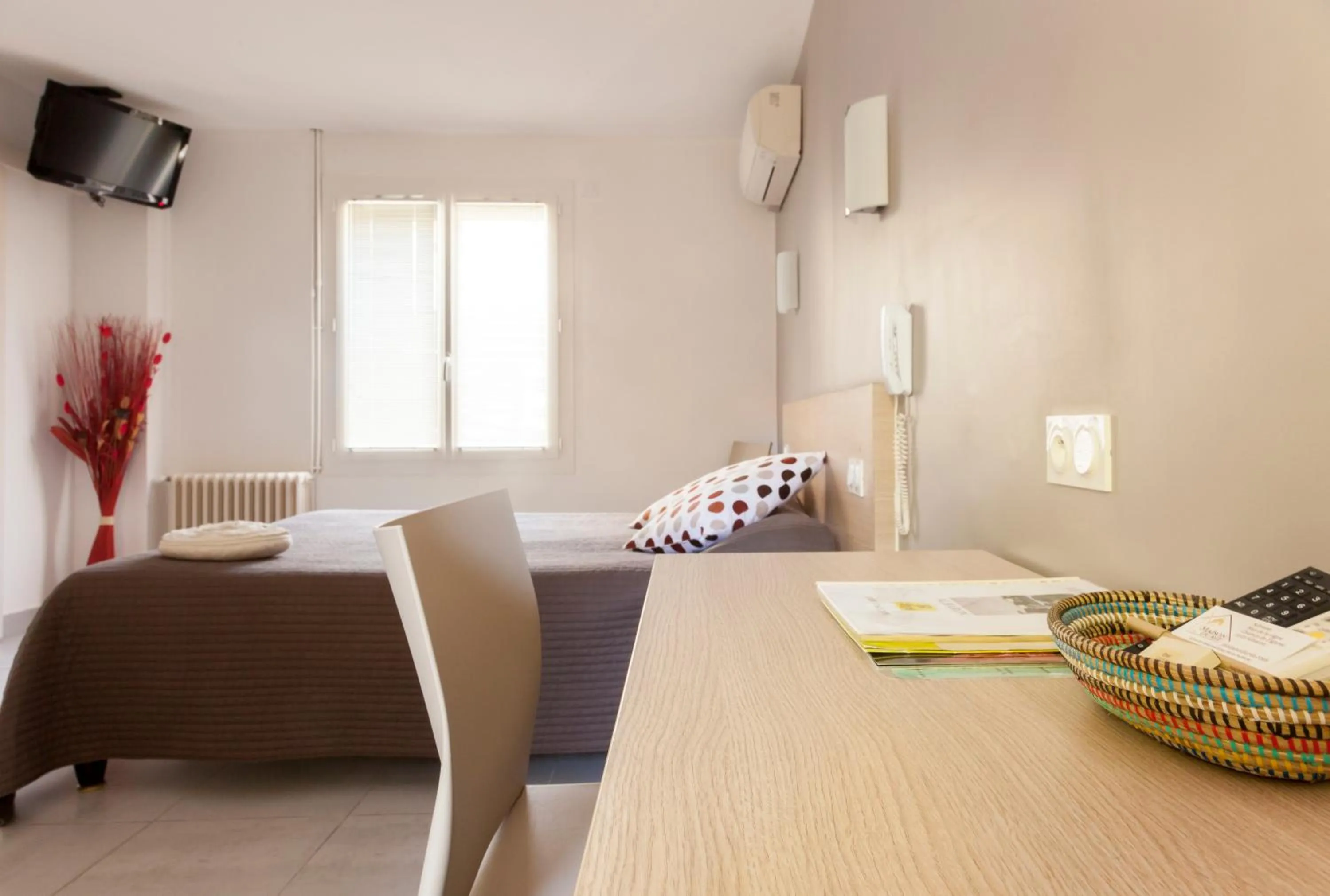 Photo of the whole room in Logis Hotel Restaurant Le Flamant Rose camargue