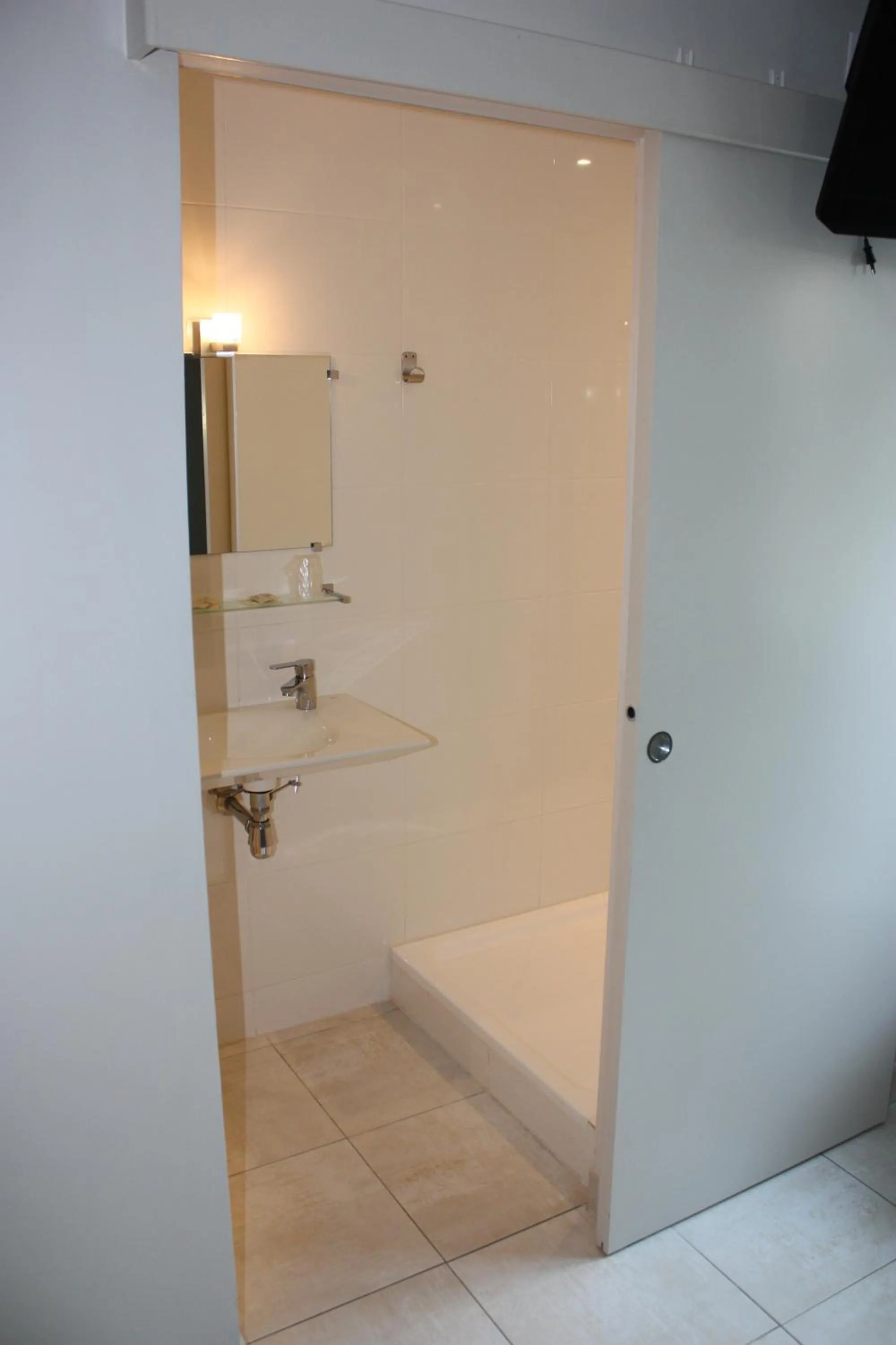 Shower in Logis Hotel Restaurant Le Flamant Rose camargue