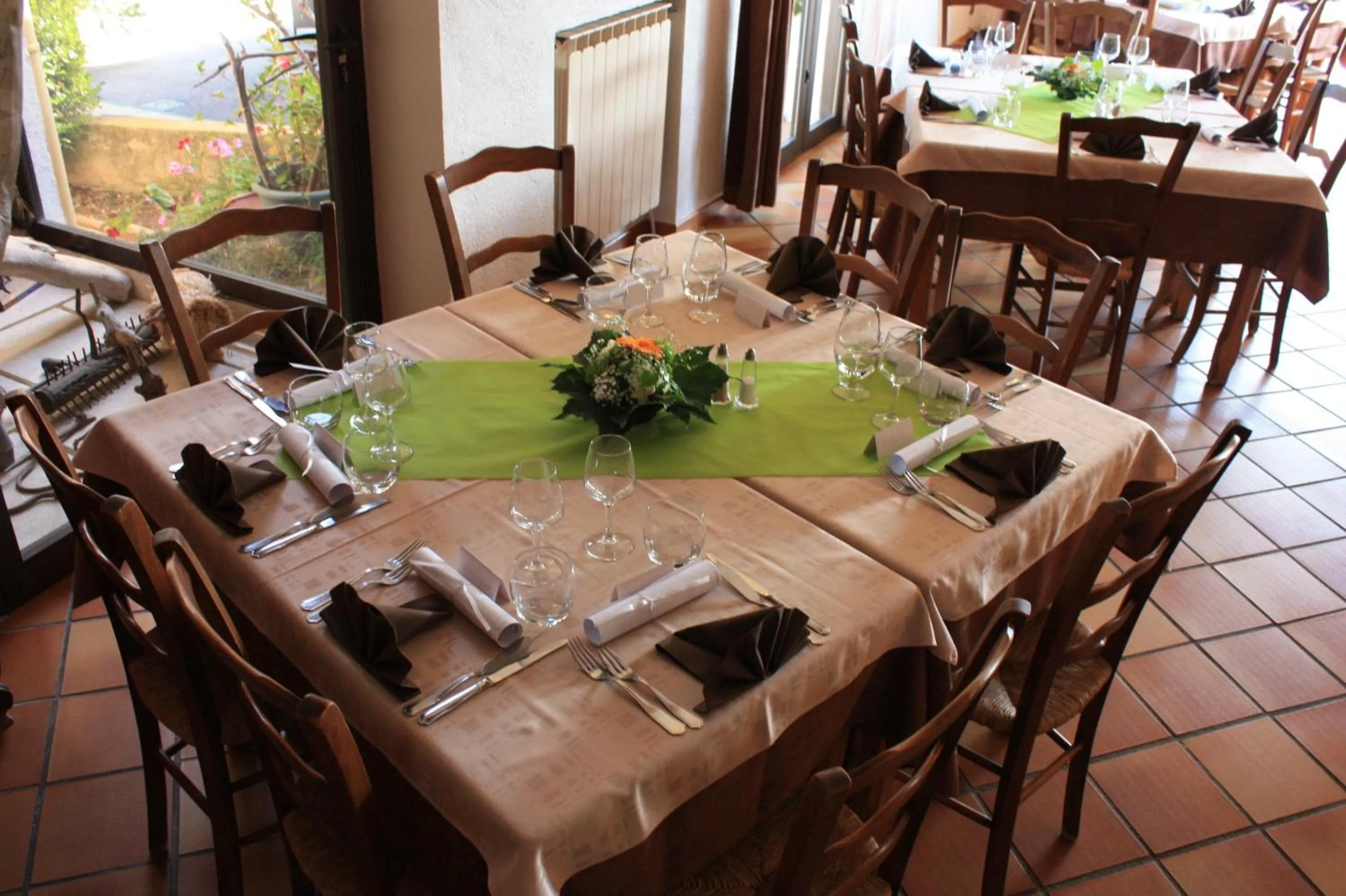 Restaurant/places to eat in Logis Hotel Restaurant Le Flamant Rose camargue