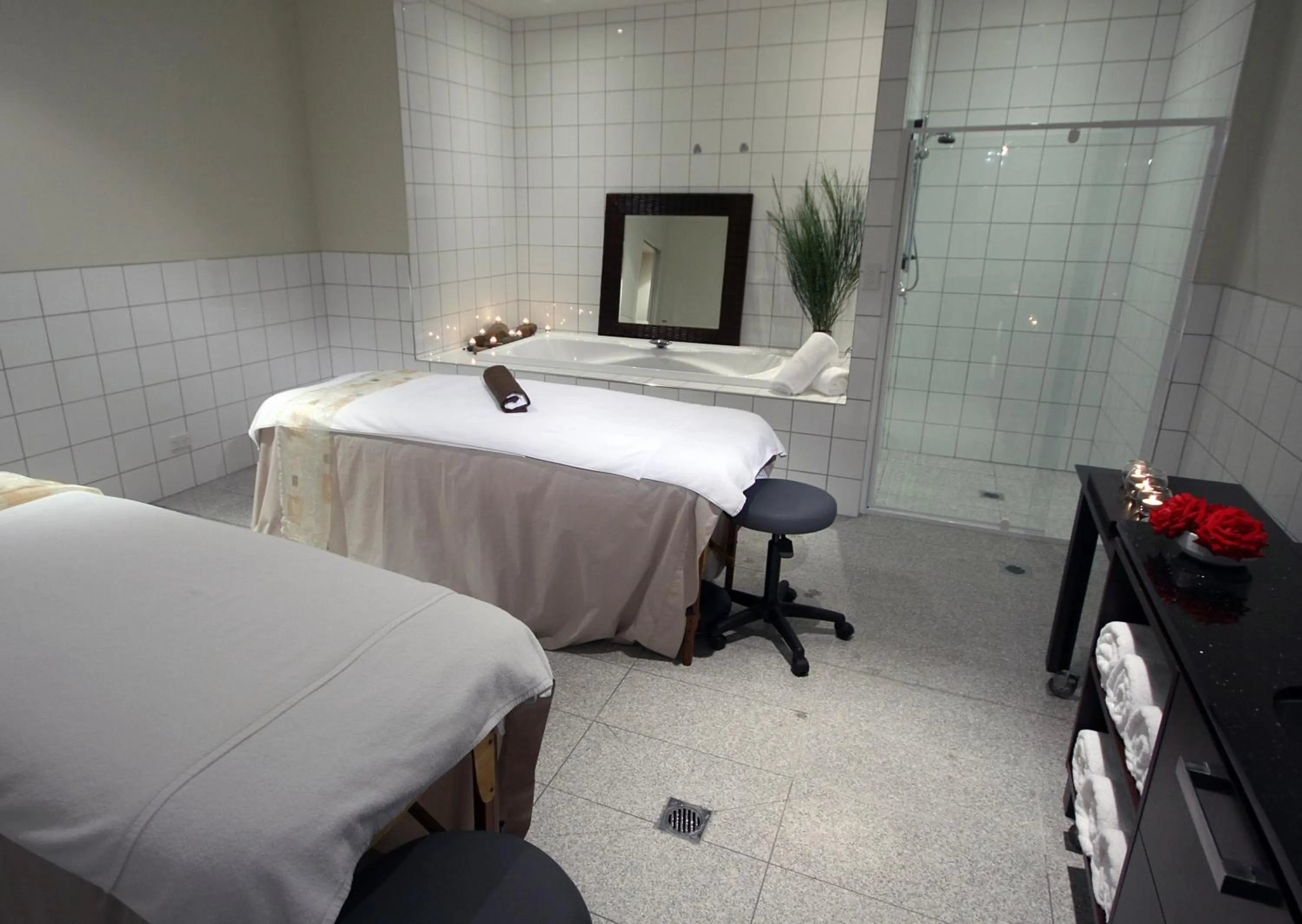 Massage, Bed in Braemar Lodge And Spa