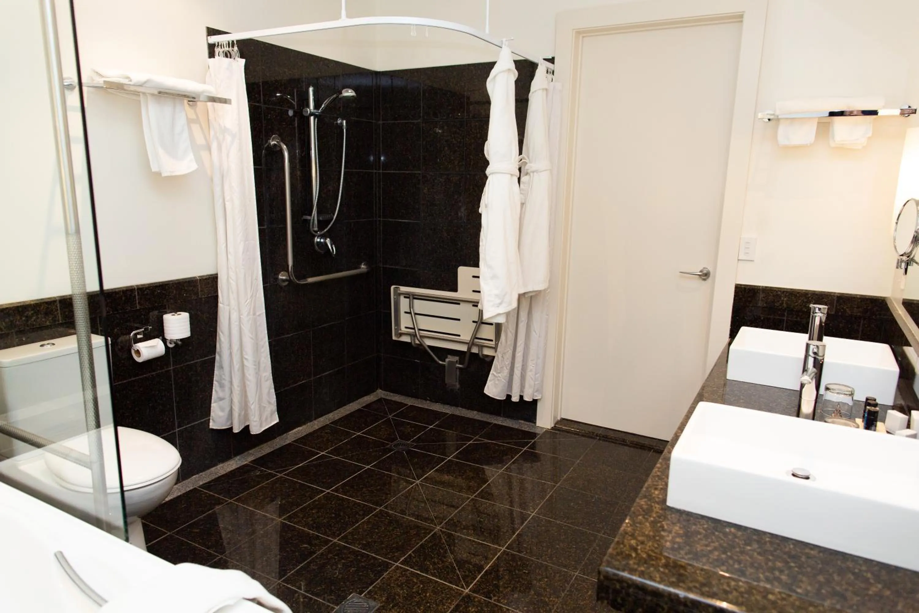 Bathroom, Bed in Braemar Lodge And Spa