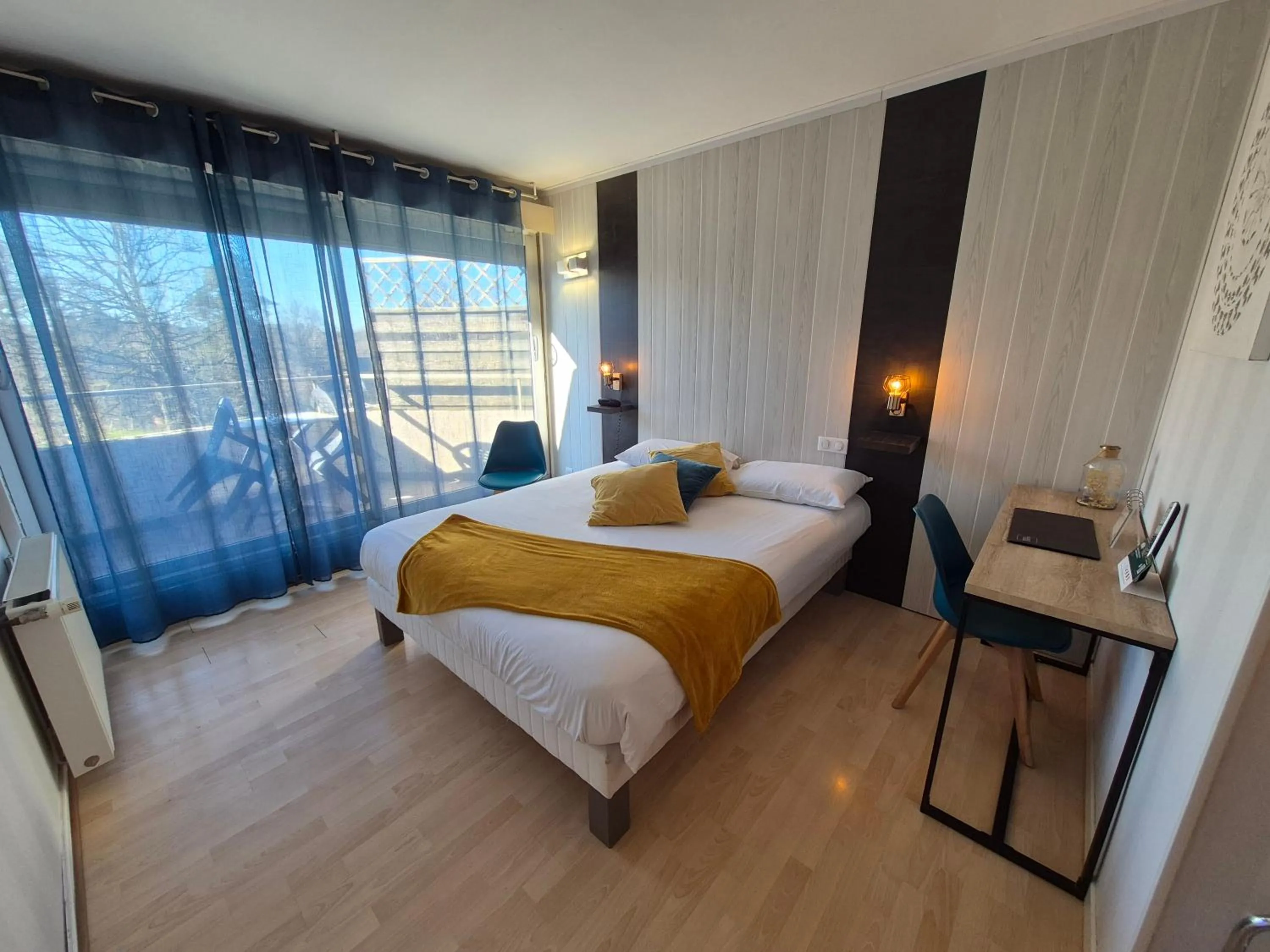 Bed in Logis Hotel Les Gravades Ussel