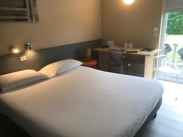 Bed in Logis Hotel Les Gravades Ussel
