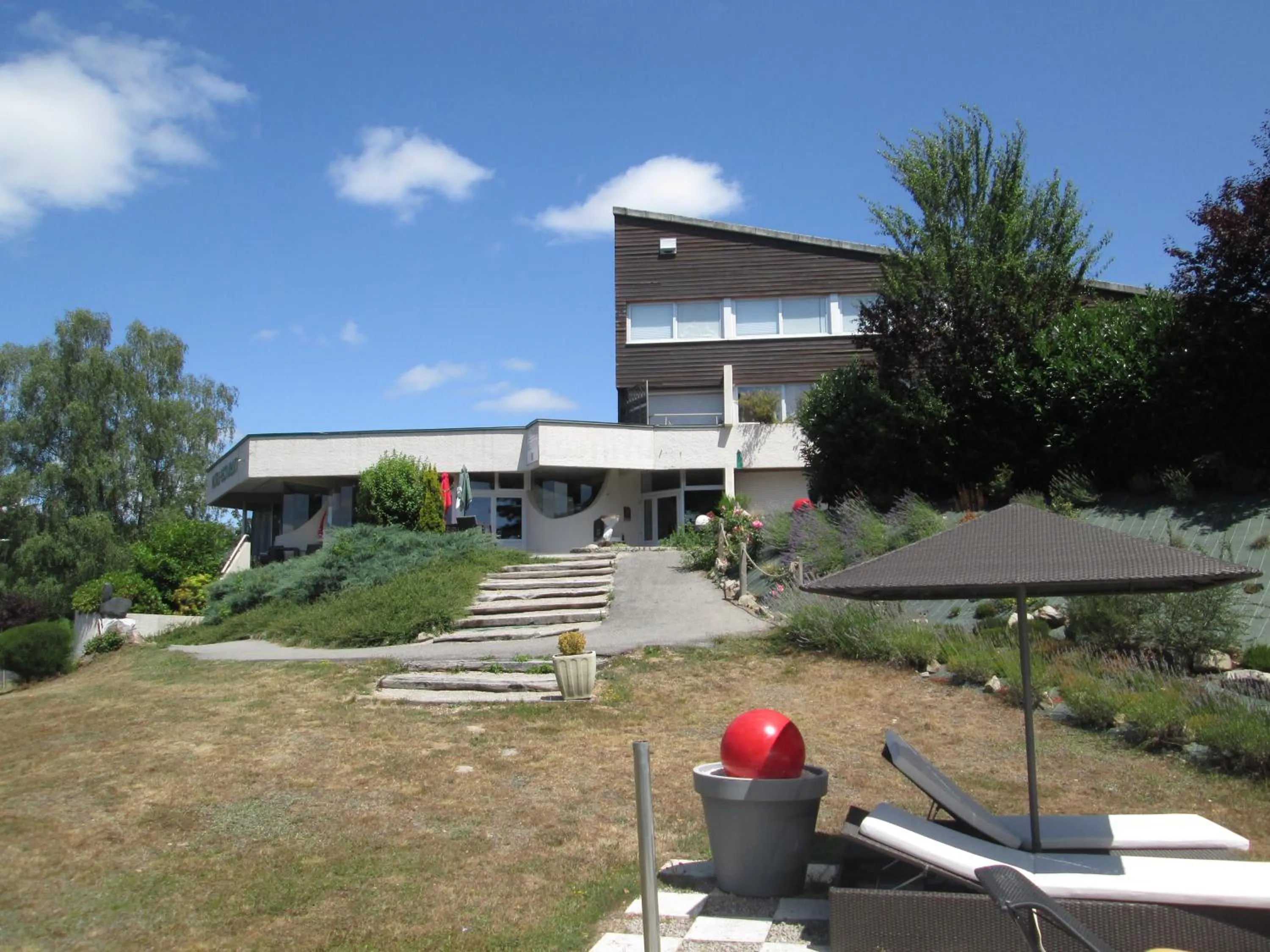 Facade/entrance in Logis Hotel Les Gravades Ussel