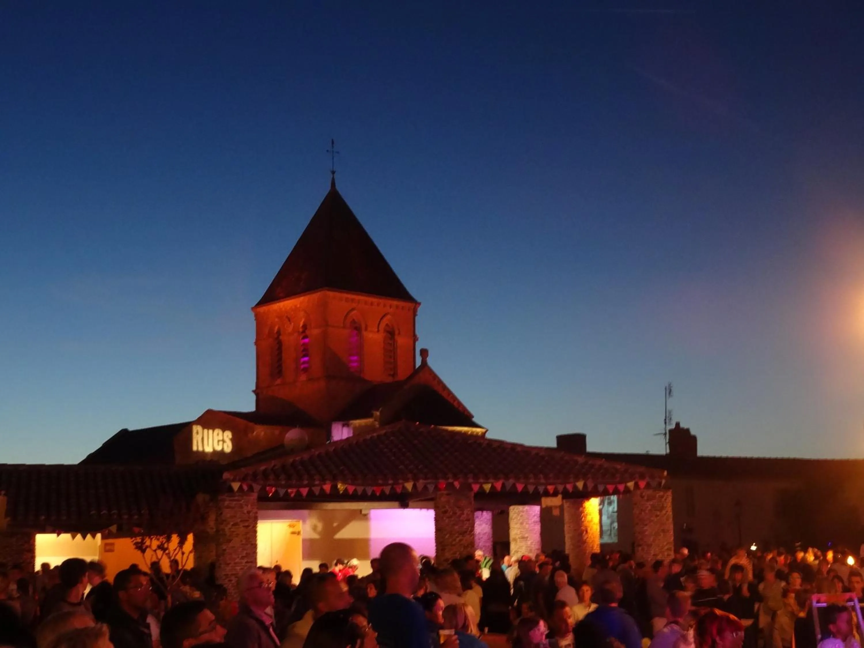 Evening entertainment in Auberge BonBeauJoli