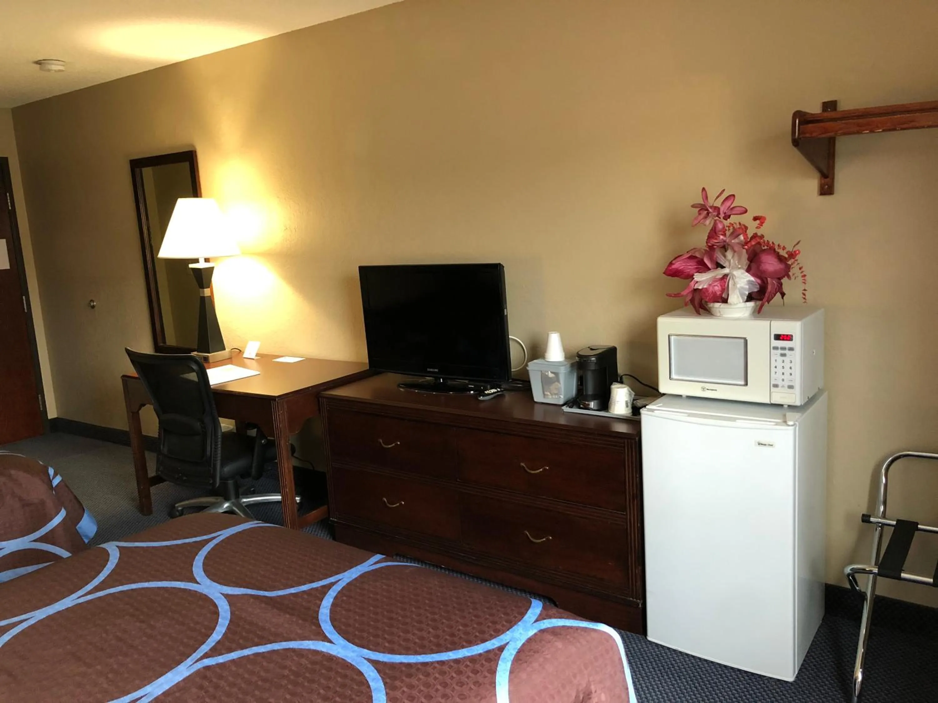 Day, TV/Entertainment Center in Super 8 by Wyndham Gardner