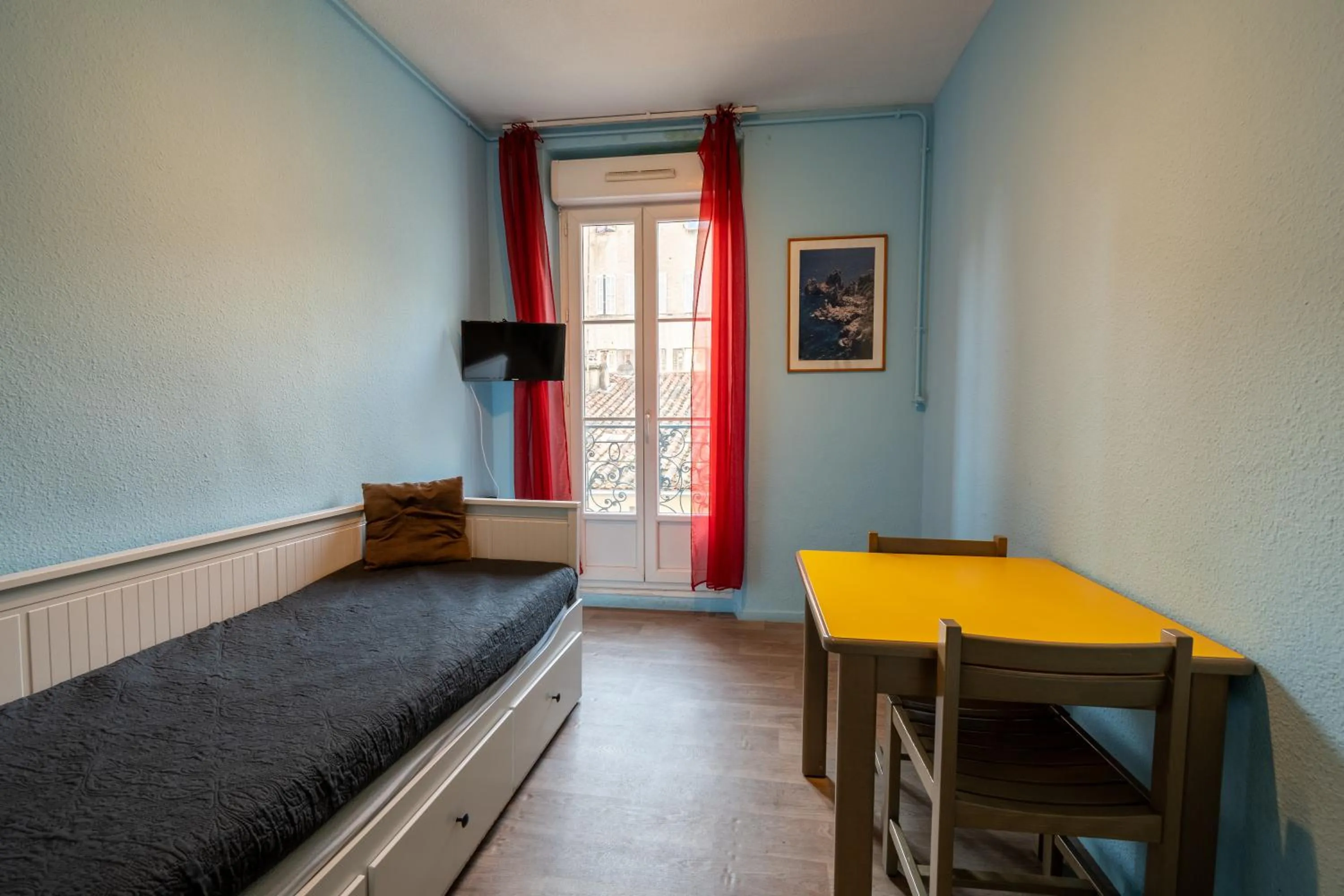 Living room, Bed in Résidence Meublée Services