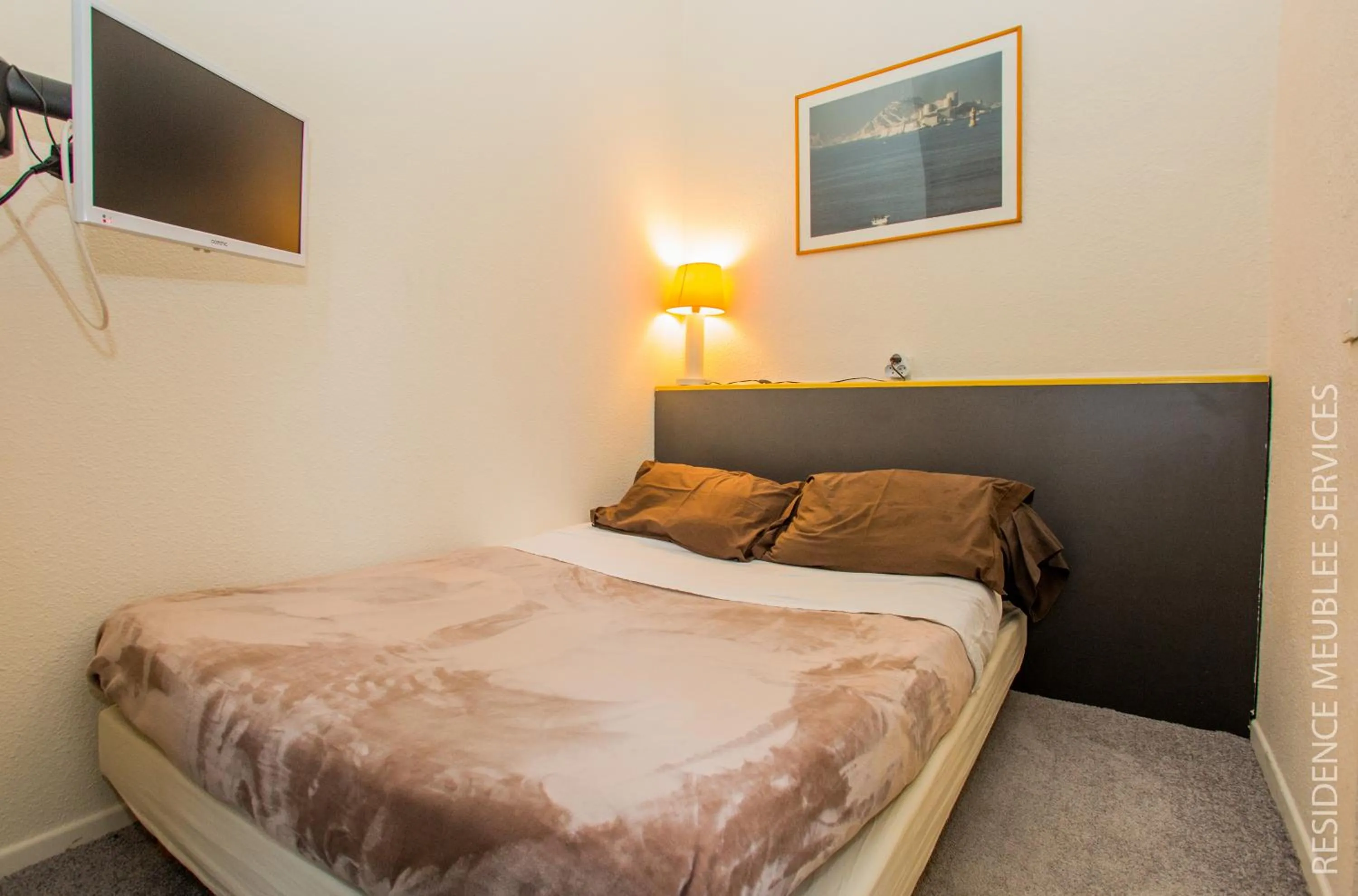 Bed in Résidence Meublée Services