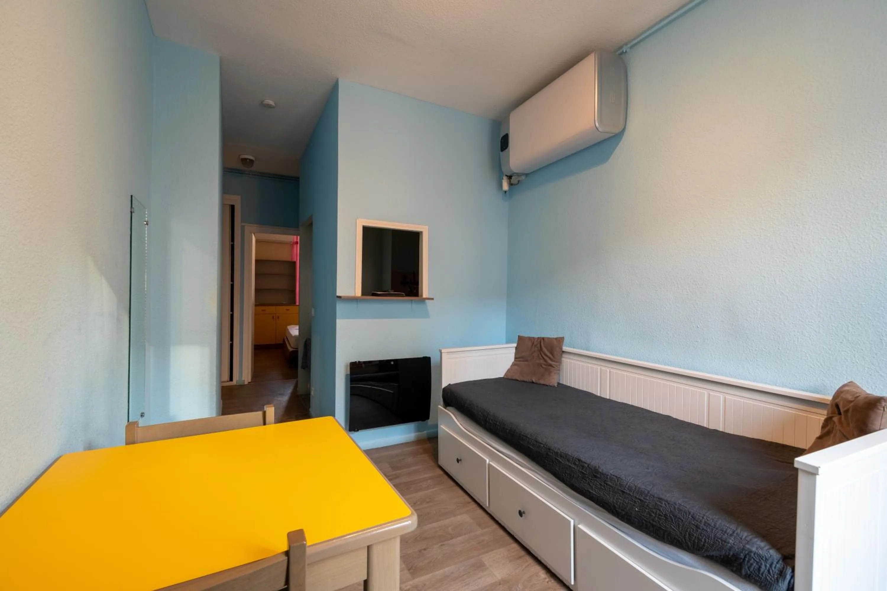 Living room, Bed in Résidence Meublée Services