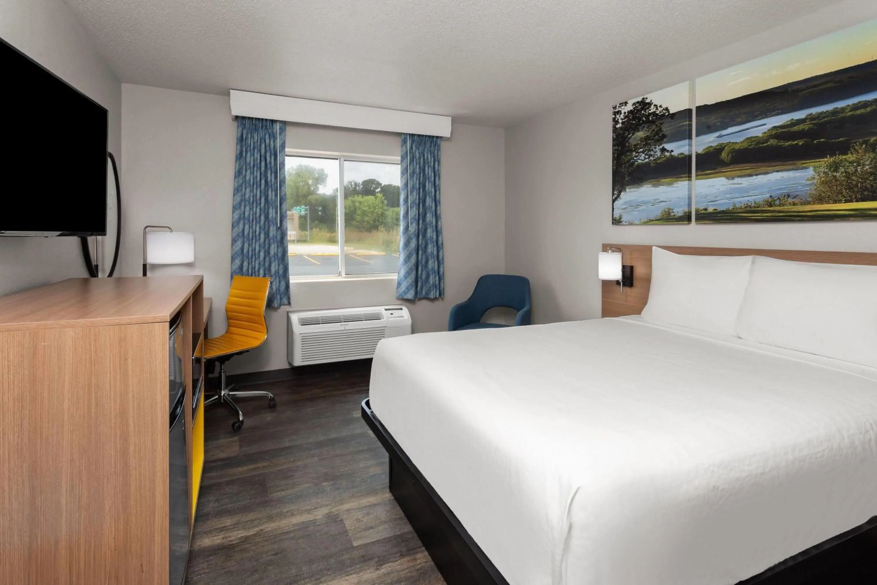 Photo of the whole room, Bed in Days Inn & Suites by Wyndham Kaukauna WI