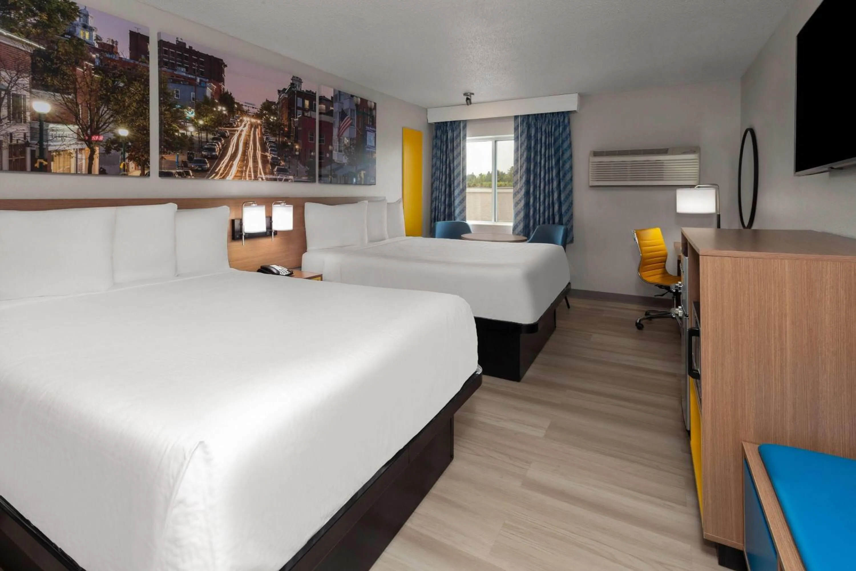 Photo of the whole room, Bed in Days Inn & Suites by Wyndham Kaukauna WI