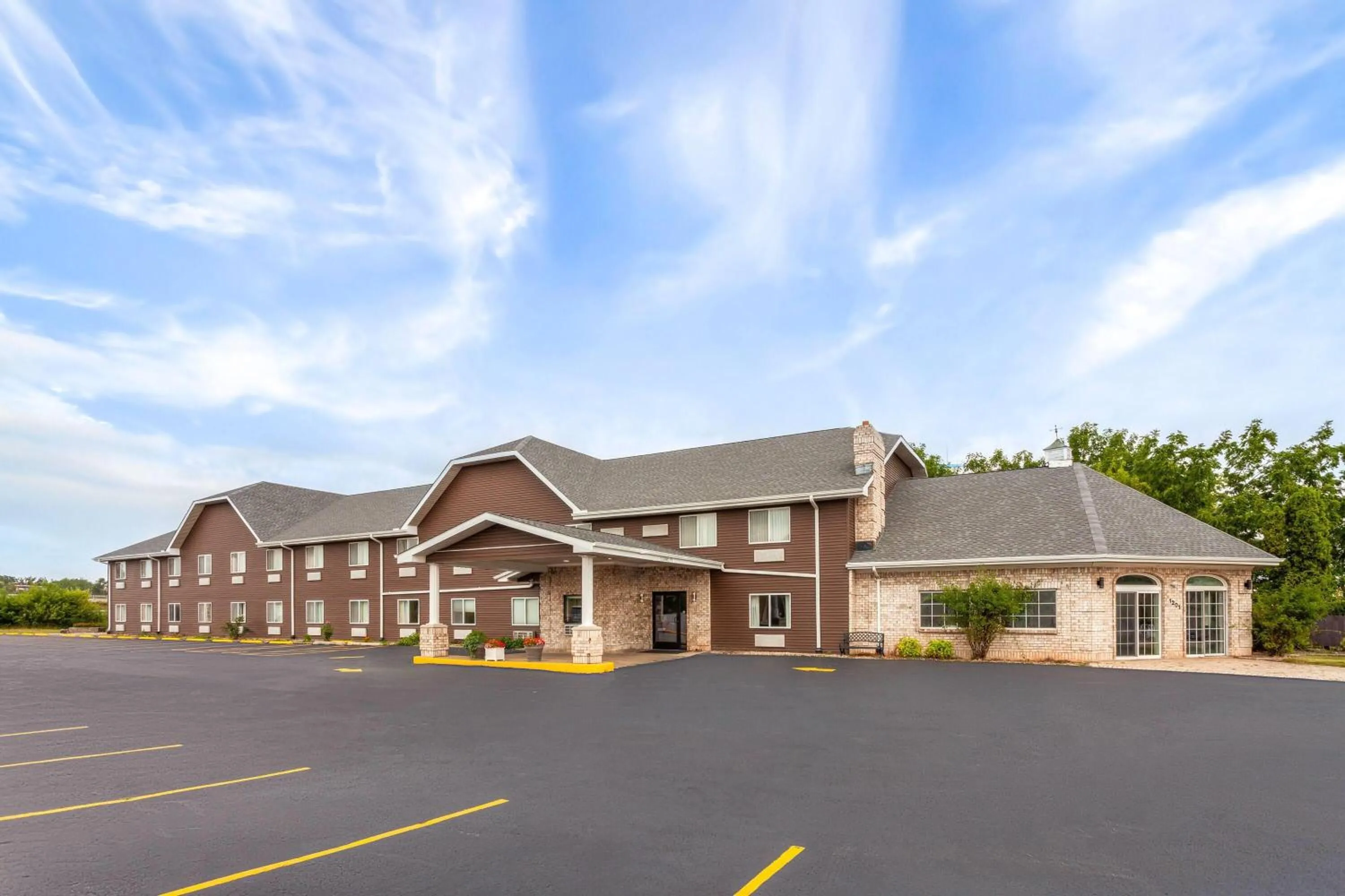 Property building in Days Inn & Suites by Wyndham Kaukauna WI