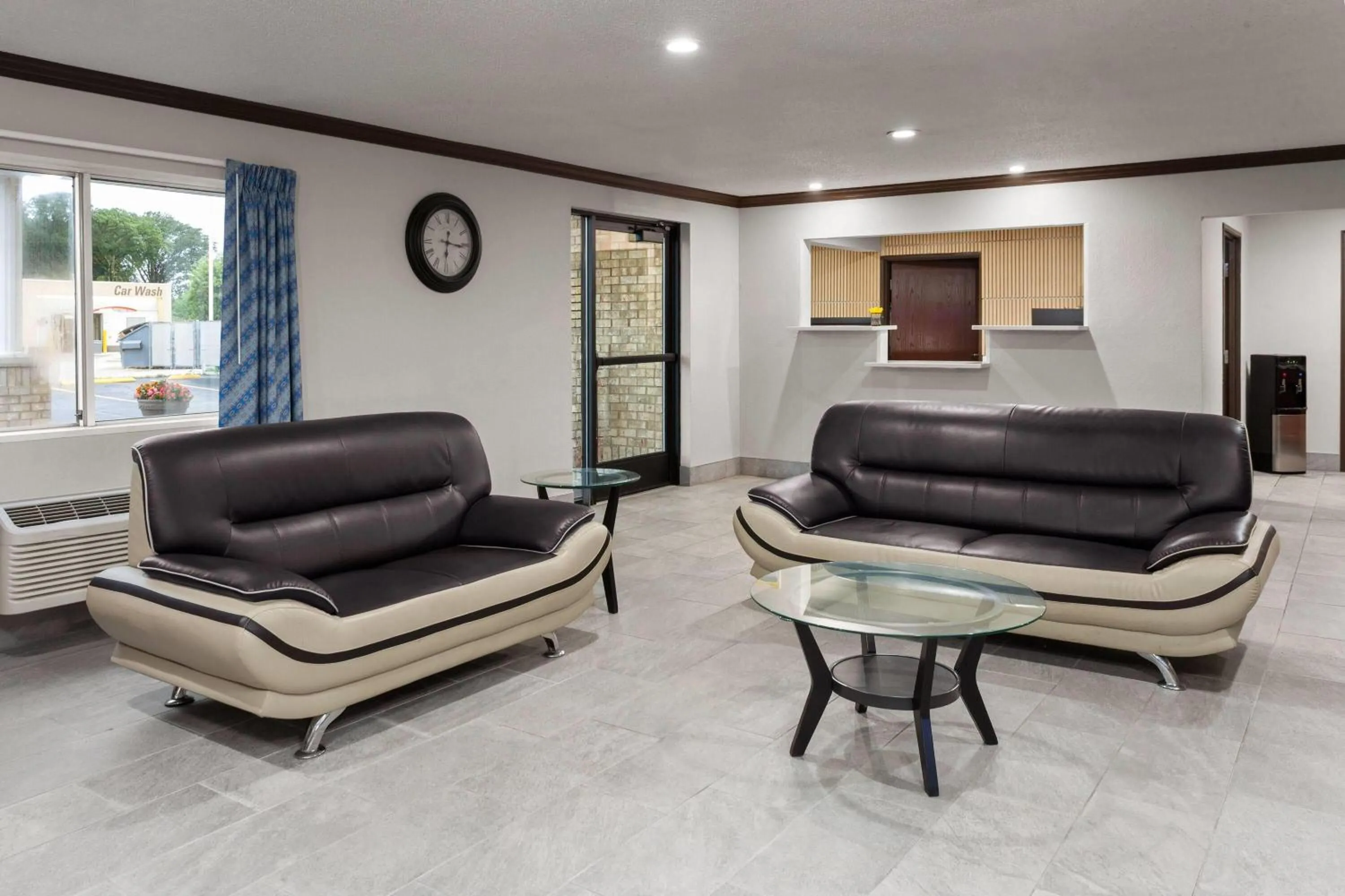 Lobby or reception in Days Inn & Suites by Wyndham Kaukauna WI