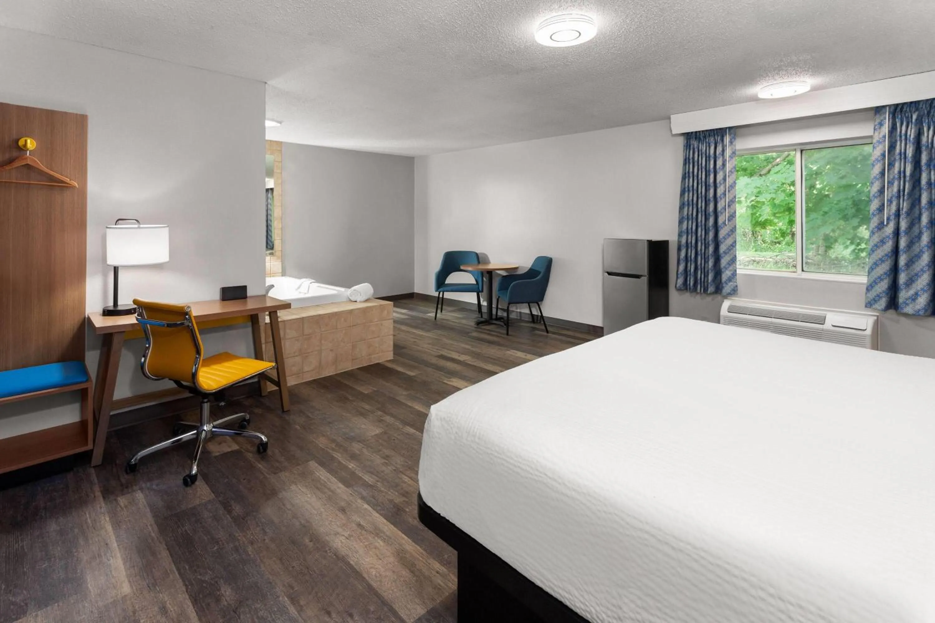 Bath, Bed in Days Inn & Suites by Wyndham Kaukauna WI