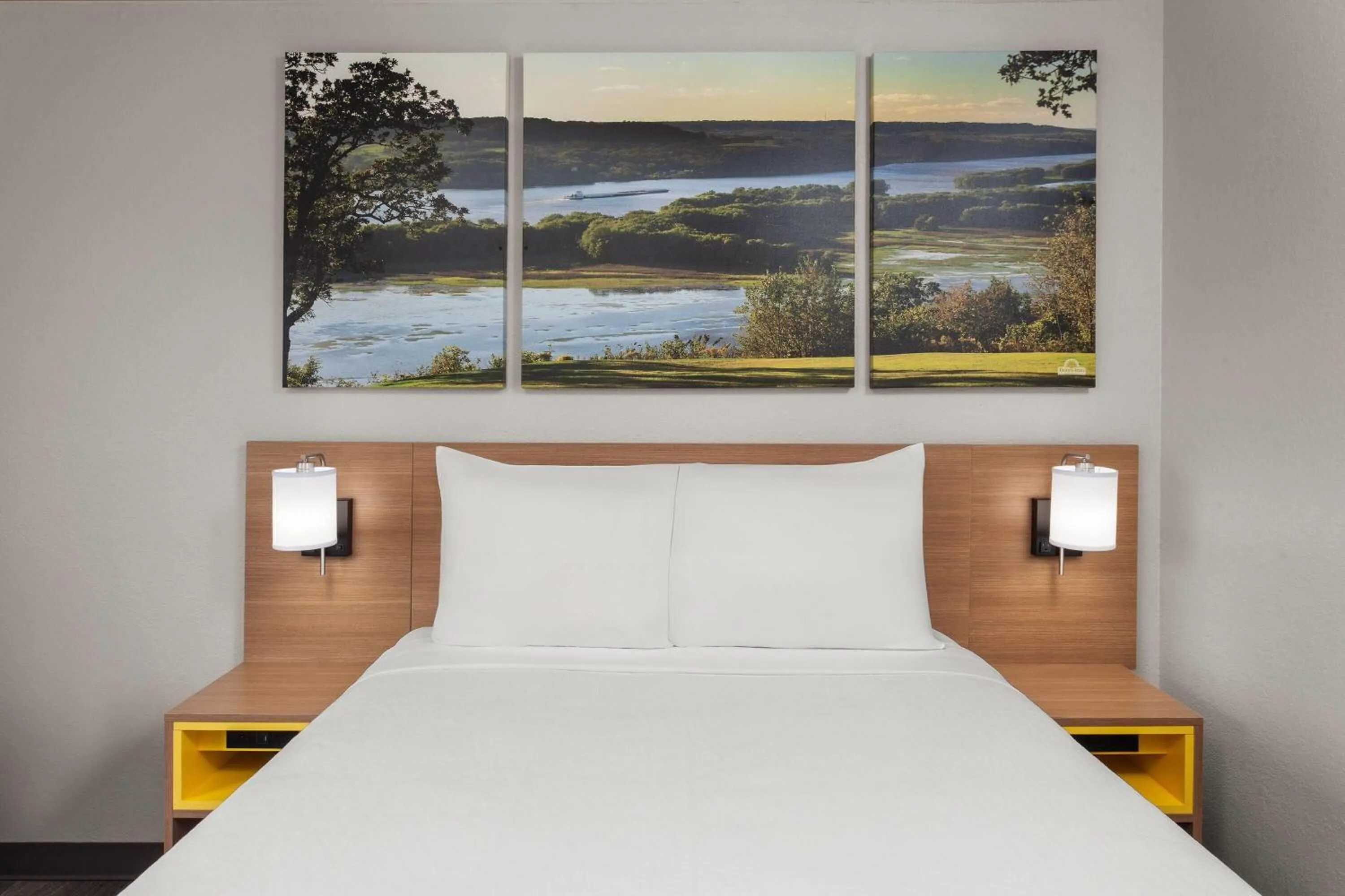 Photo of the whole room, Bed in Days Inn & Suites by Wyndham Kaukauna WI