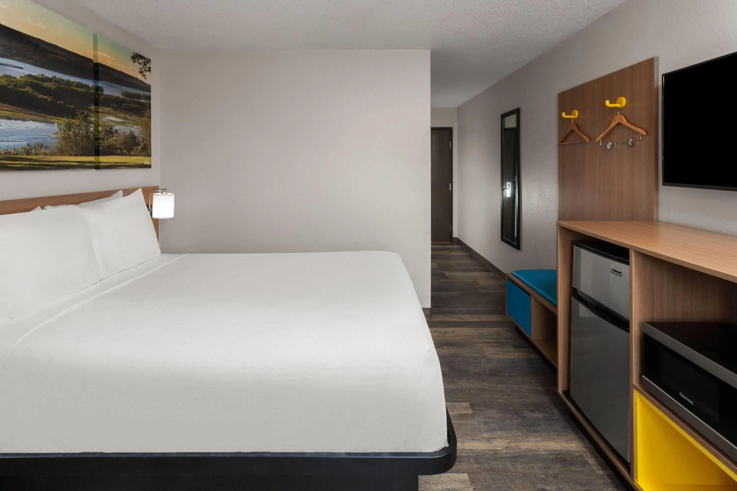 Photo of the whole room, Bed in Days Inn & Suites by Wyndham Kaukauna WI