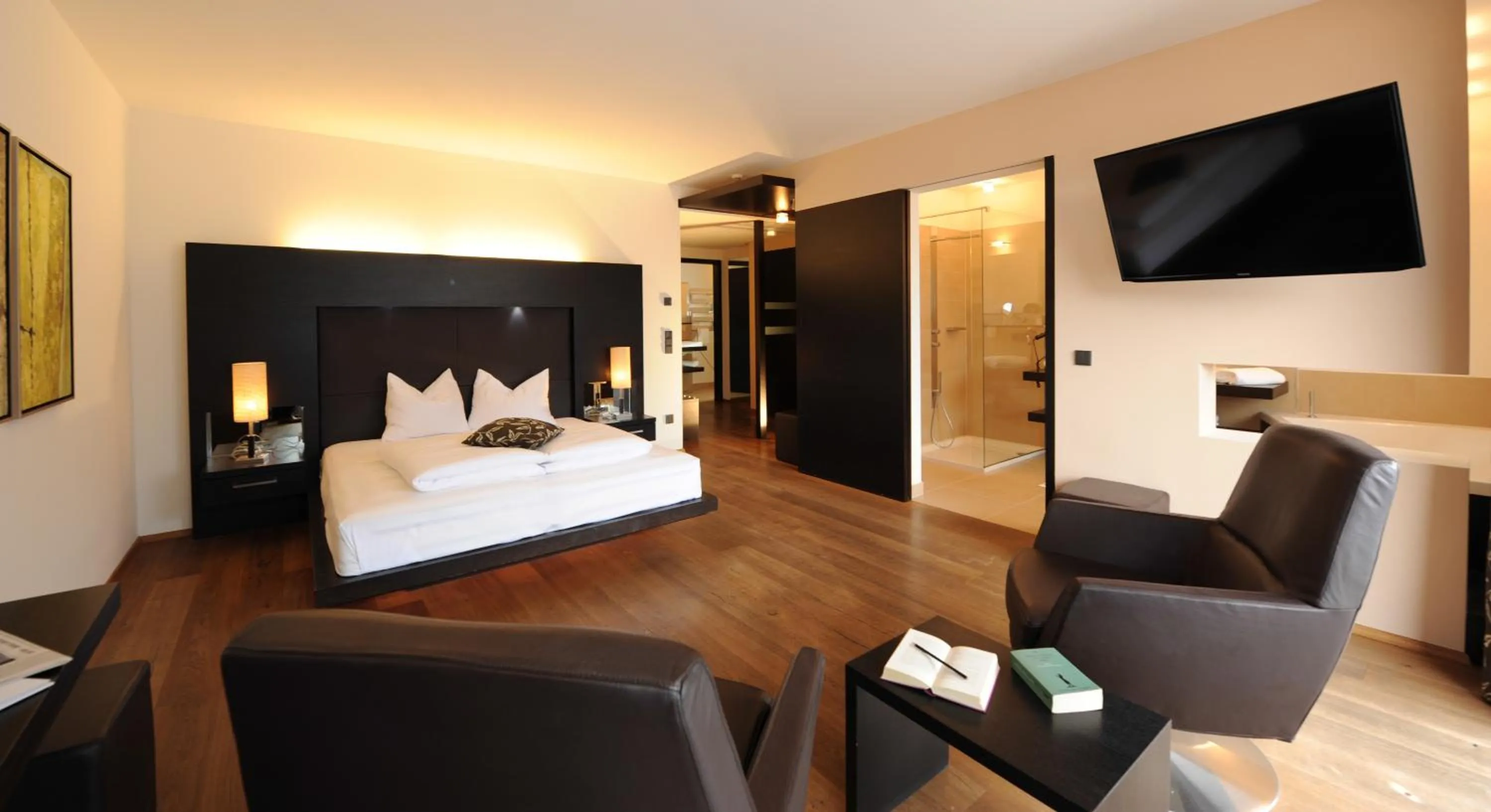 Photo of the whole room, Bed in Hotel Vier Jahreszeiten