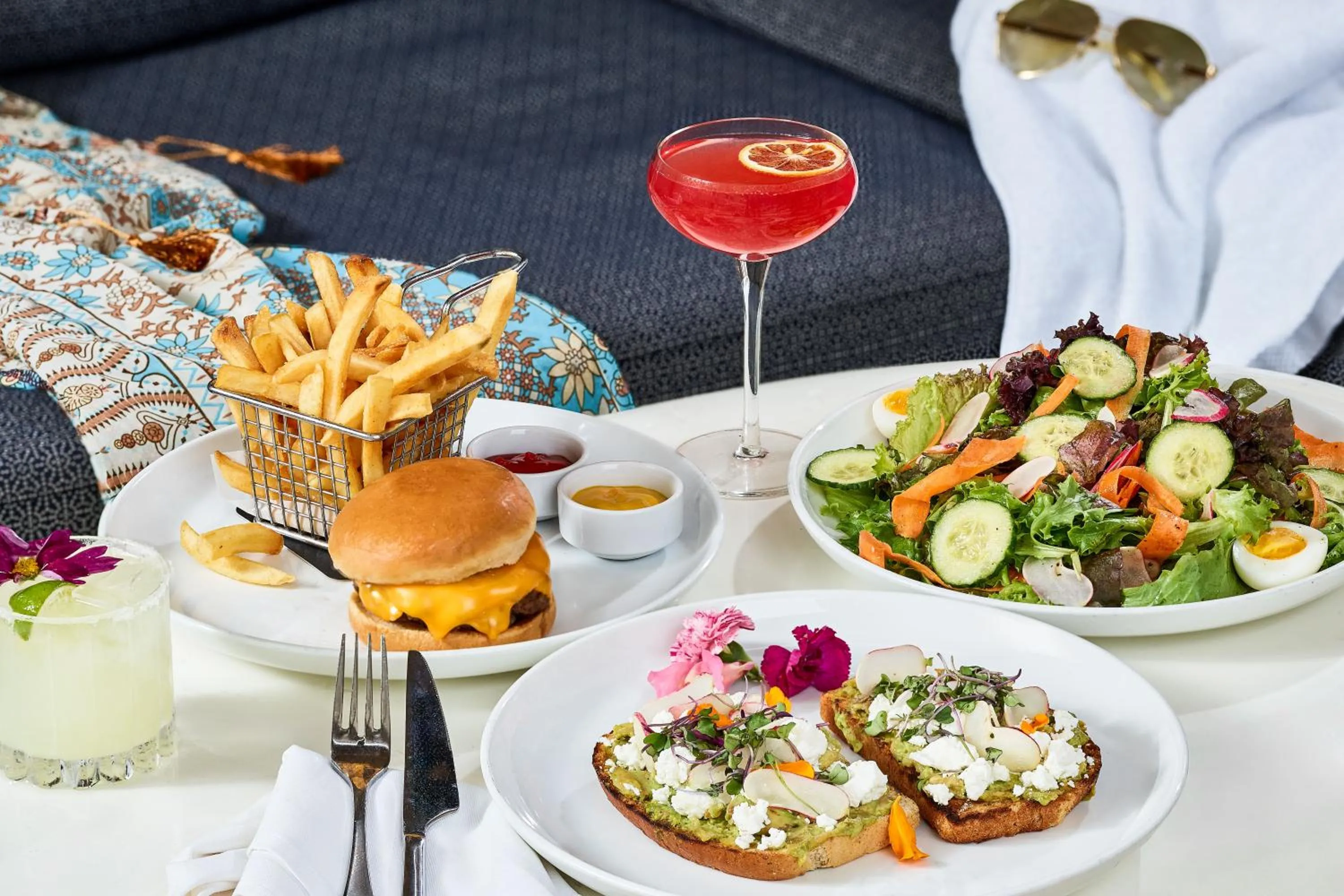 Food and drinks in The Highland Dallas, Curio Collection by Hilton