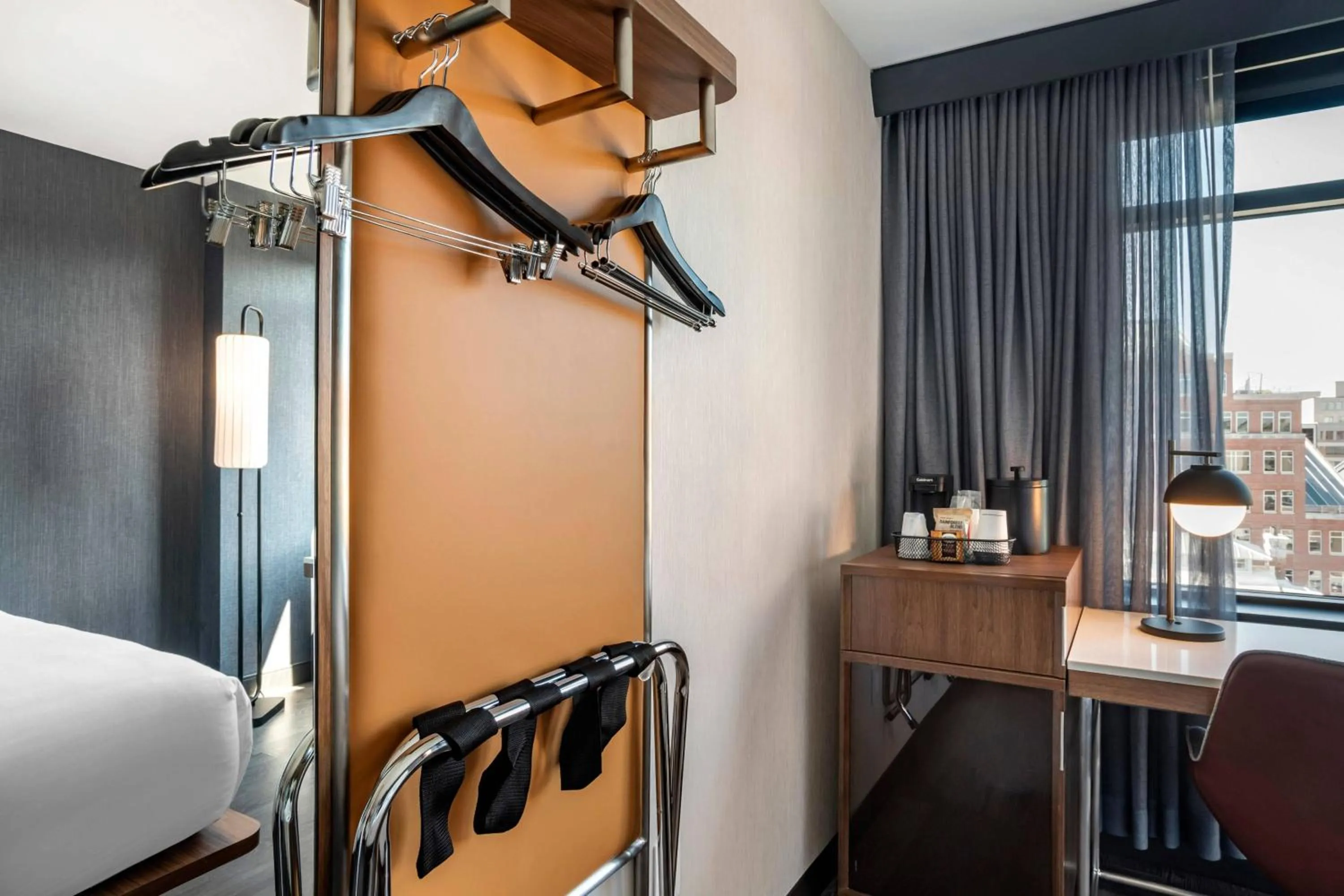 Photo of the whole room, Bed in Courtyard by Marriott Washington, DC Dupont Circle