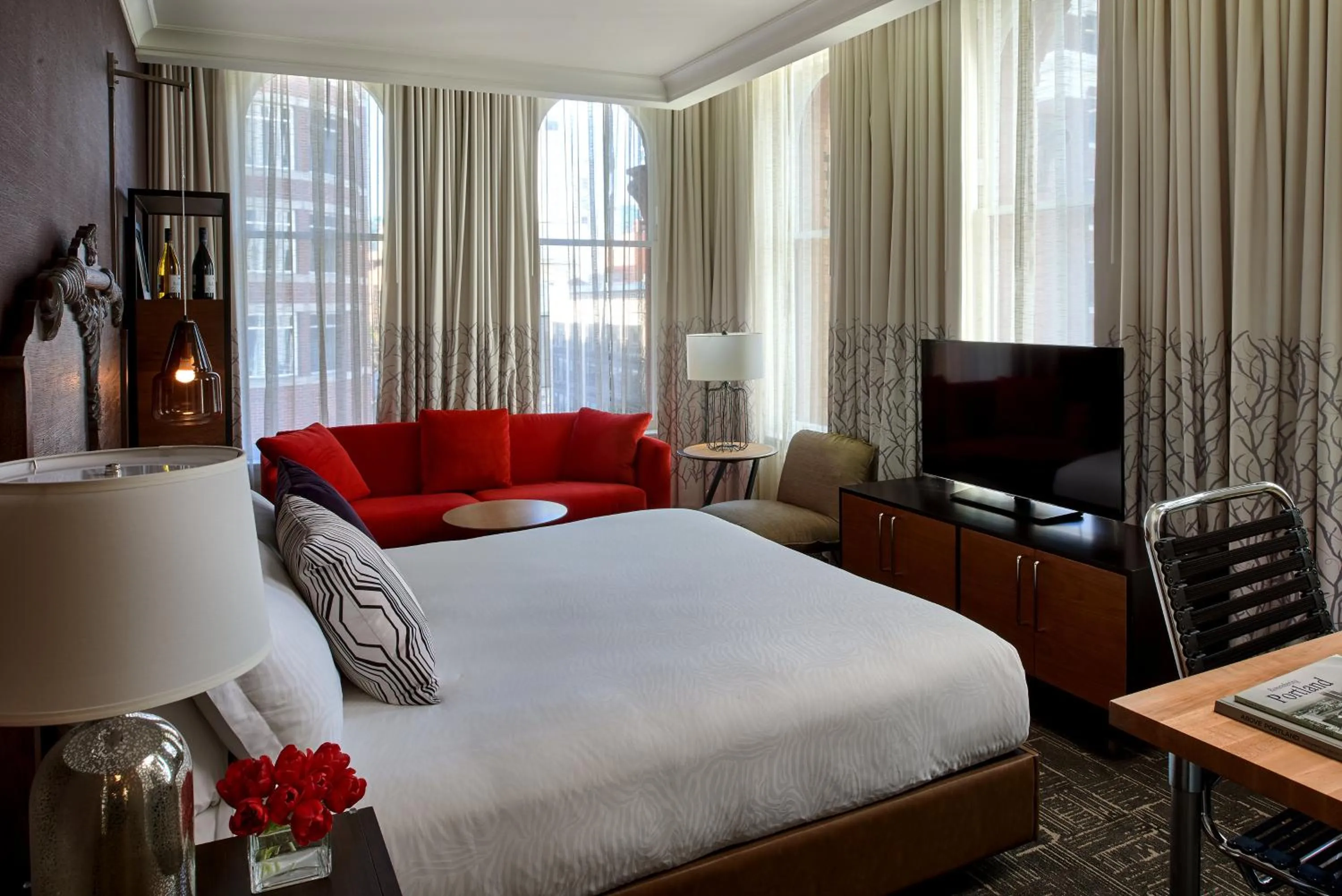Photo of the whole room, Bed in Kimpton Hotel Vintage Portland by IHG