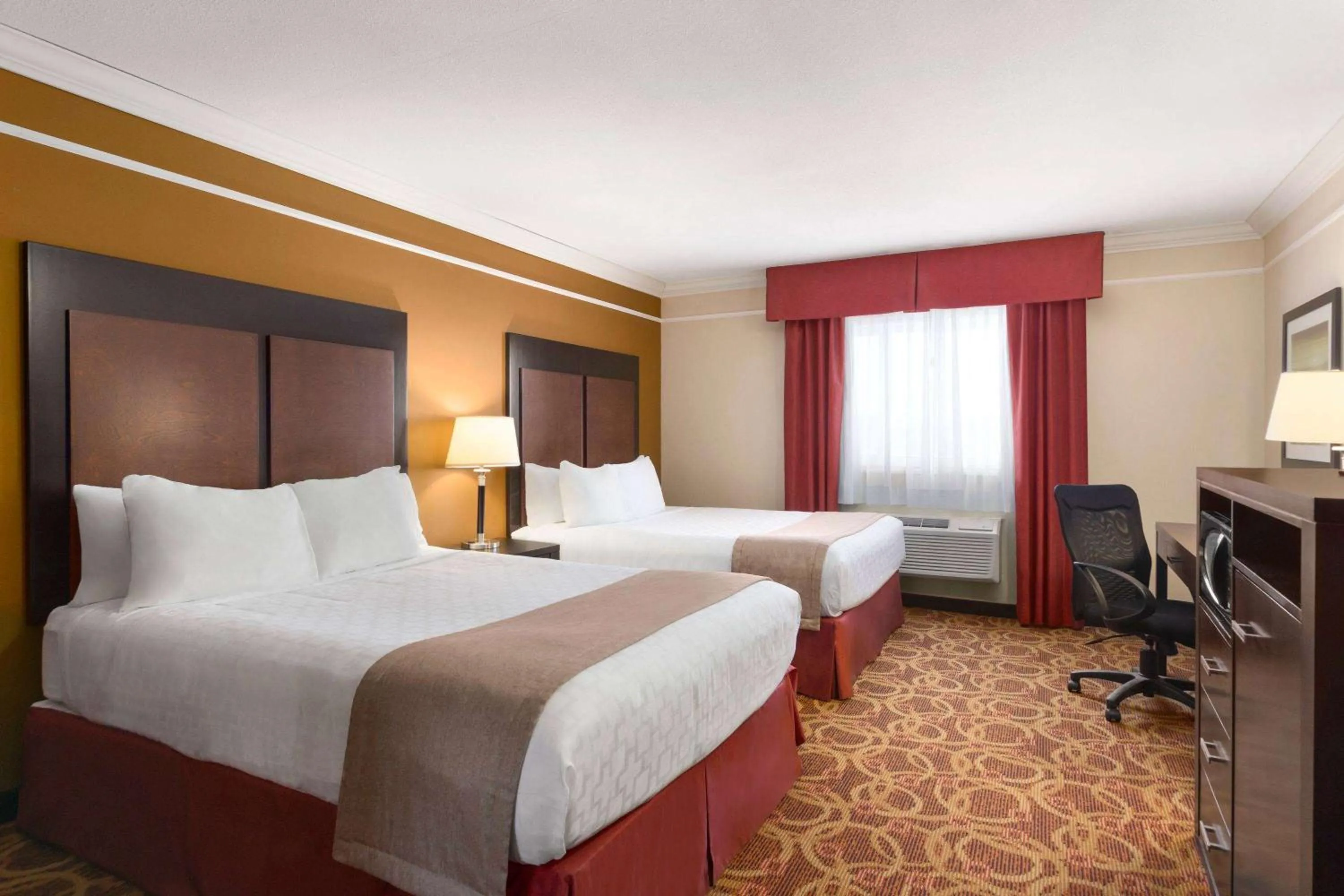 Photo of the whole room, Bed in Travelodge by Wyndham Meadow Lake