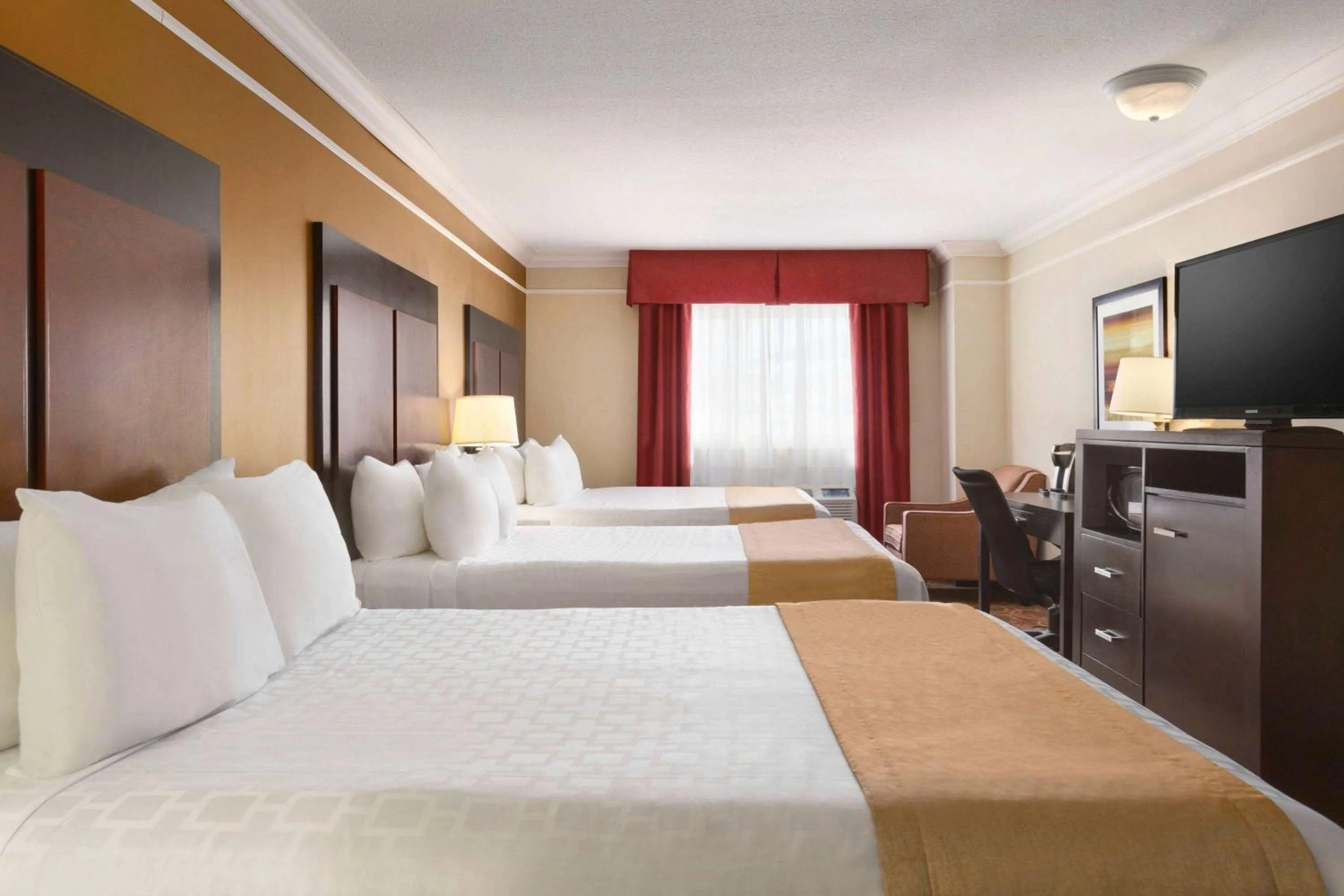 Photo of the whole room, Bed in Travelodge by Wyndham Meadow Lake