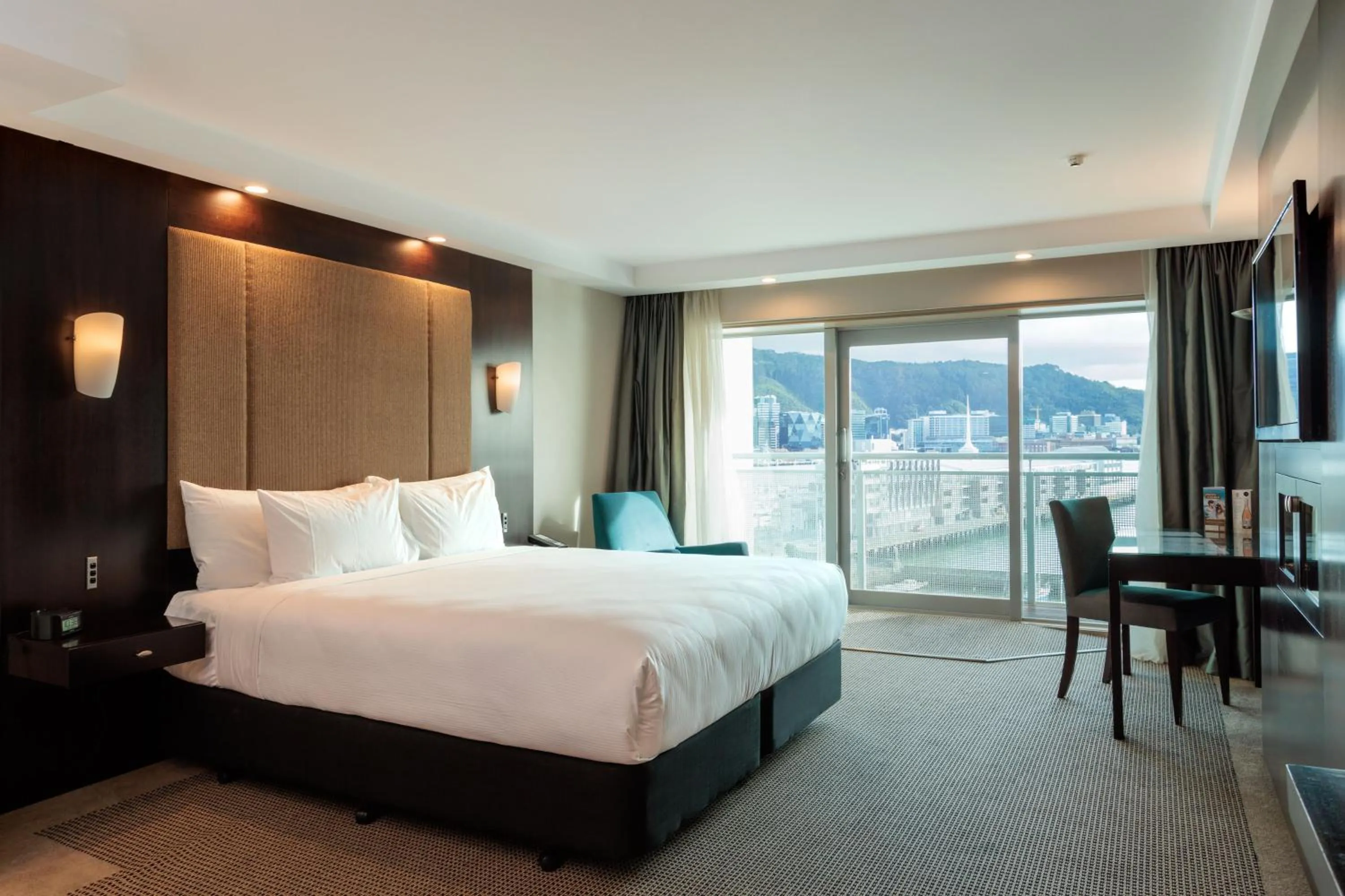 Deluxe Harbourview Accessible 1 king in Copthorne Hotel Wellington, Oriental Bay