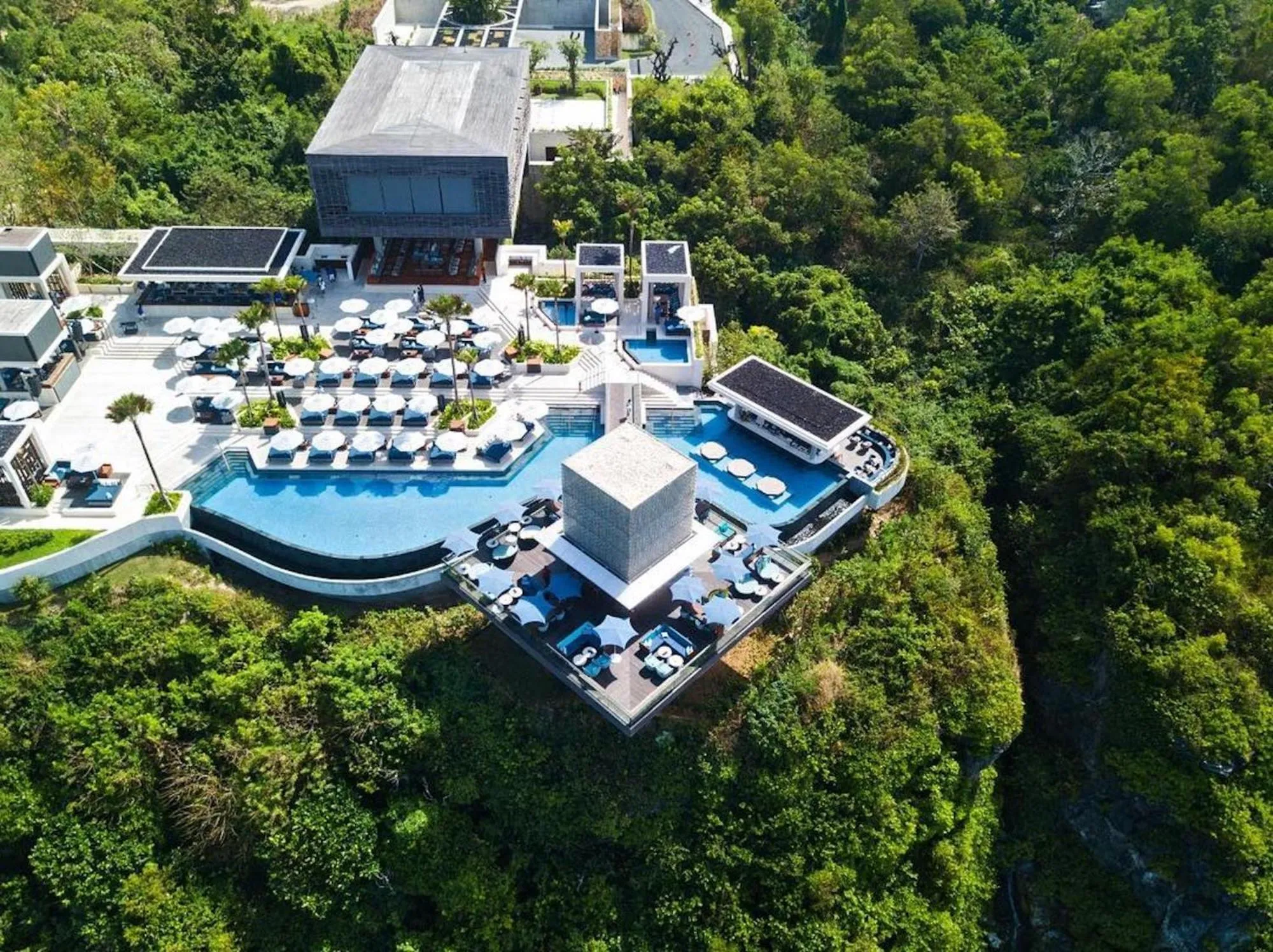 Swimming pool in Georgina Estate by Villas Direct Bali