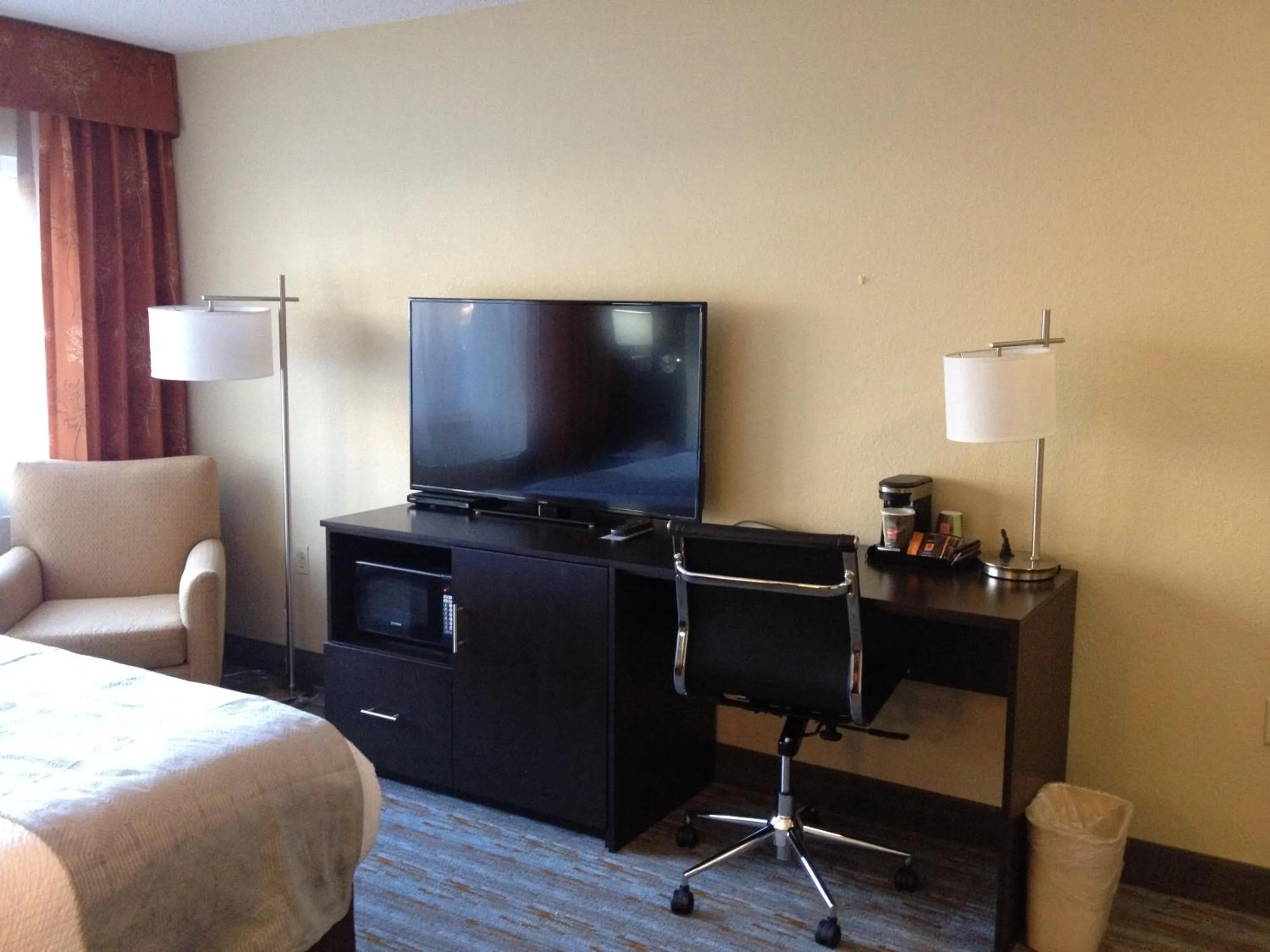 TV and multimedia, Bed in Cherokee Grand Hotel