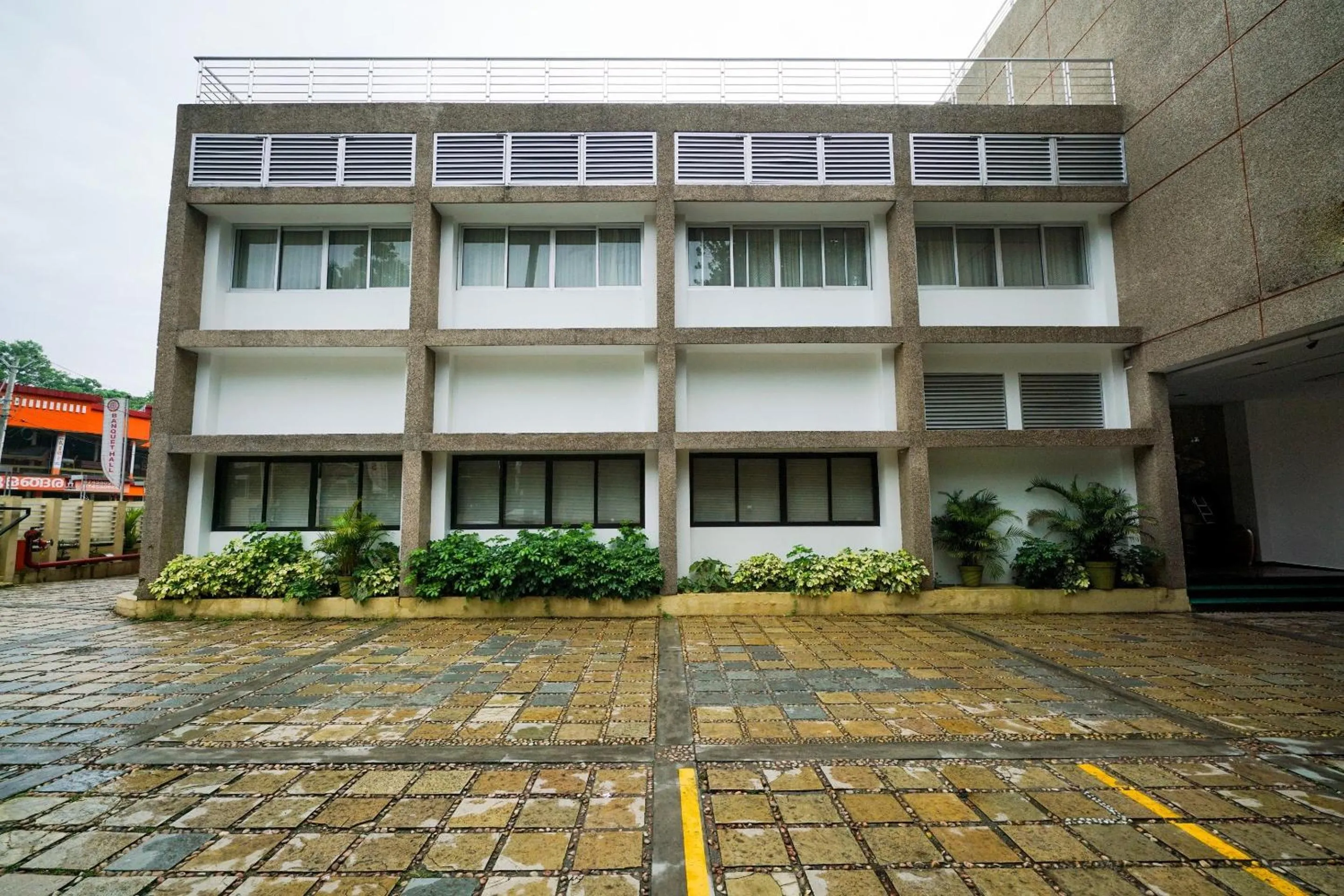 Facade/entrance in Super Townhouse Mookkannoor Tourist Home