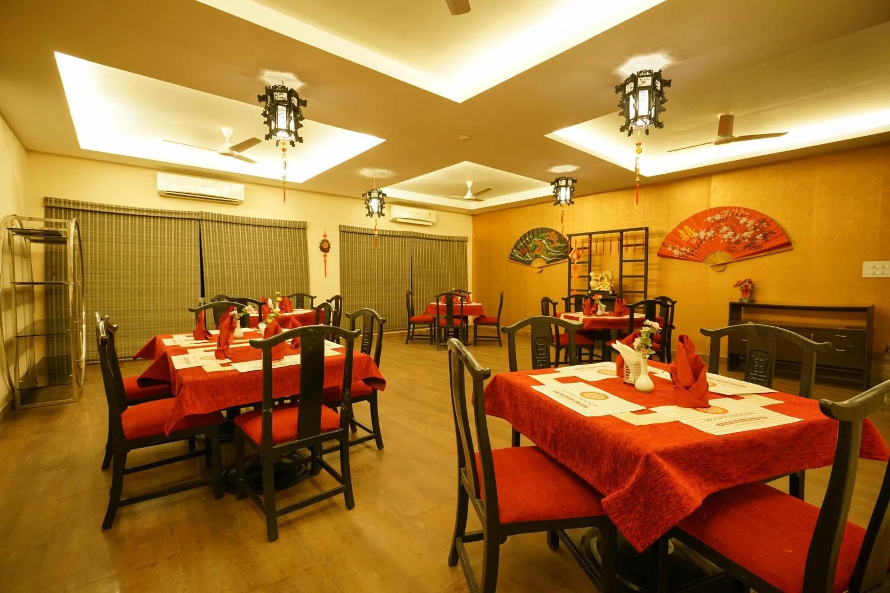 Restaurant/places to eat in Super Townhouse Mookkannoor Tourist Home