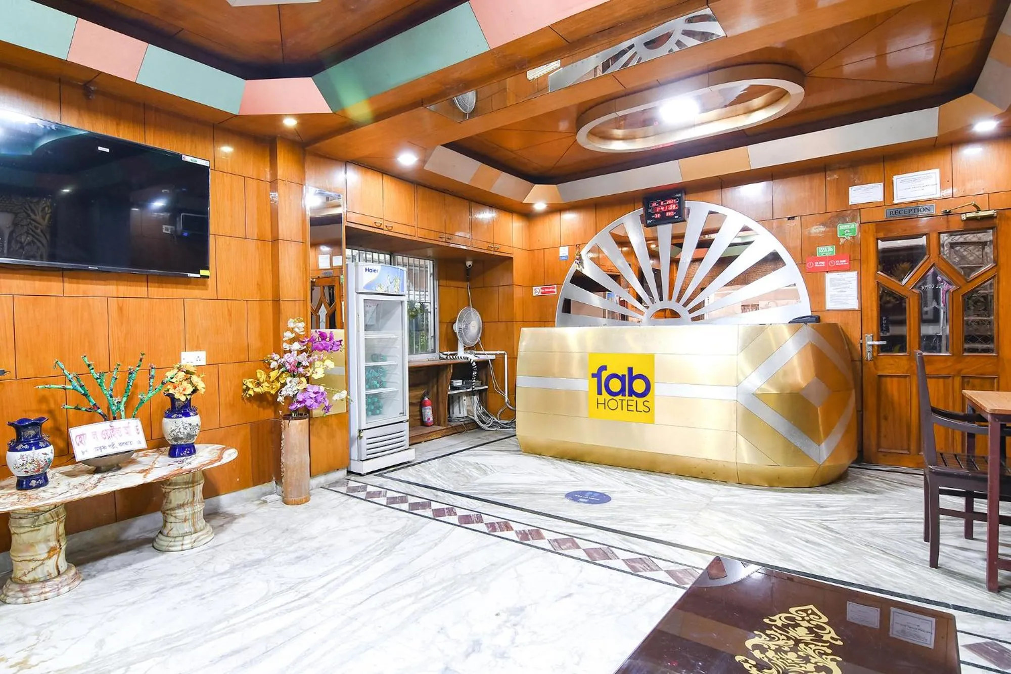 Lobby or reception in FabExpress Wild Orchid - 800m from Medica Superspecialty Hospital