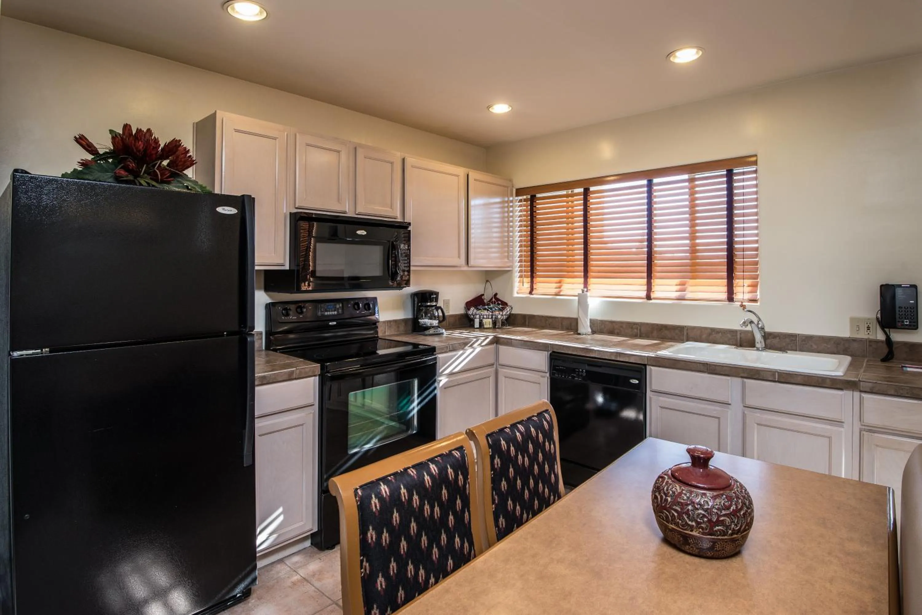 Kitchen or kitchenette in Villas of Cave Creek