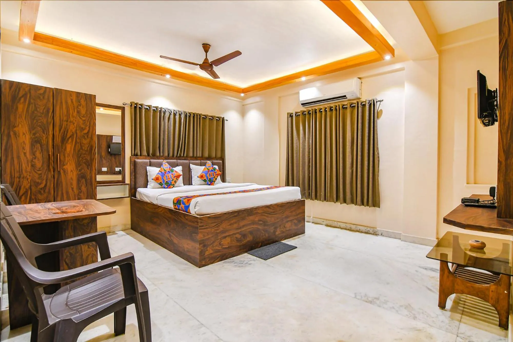 Bed in FabHotel The Golden Orchid