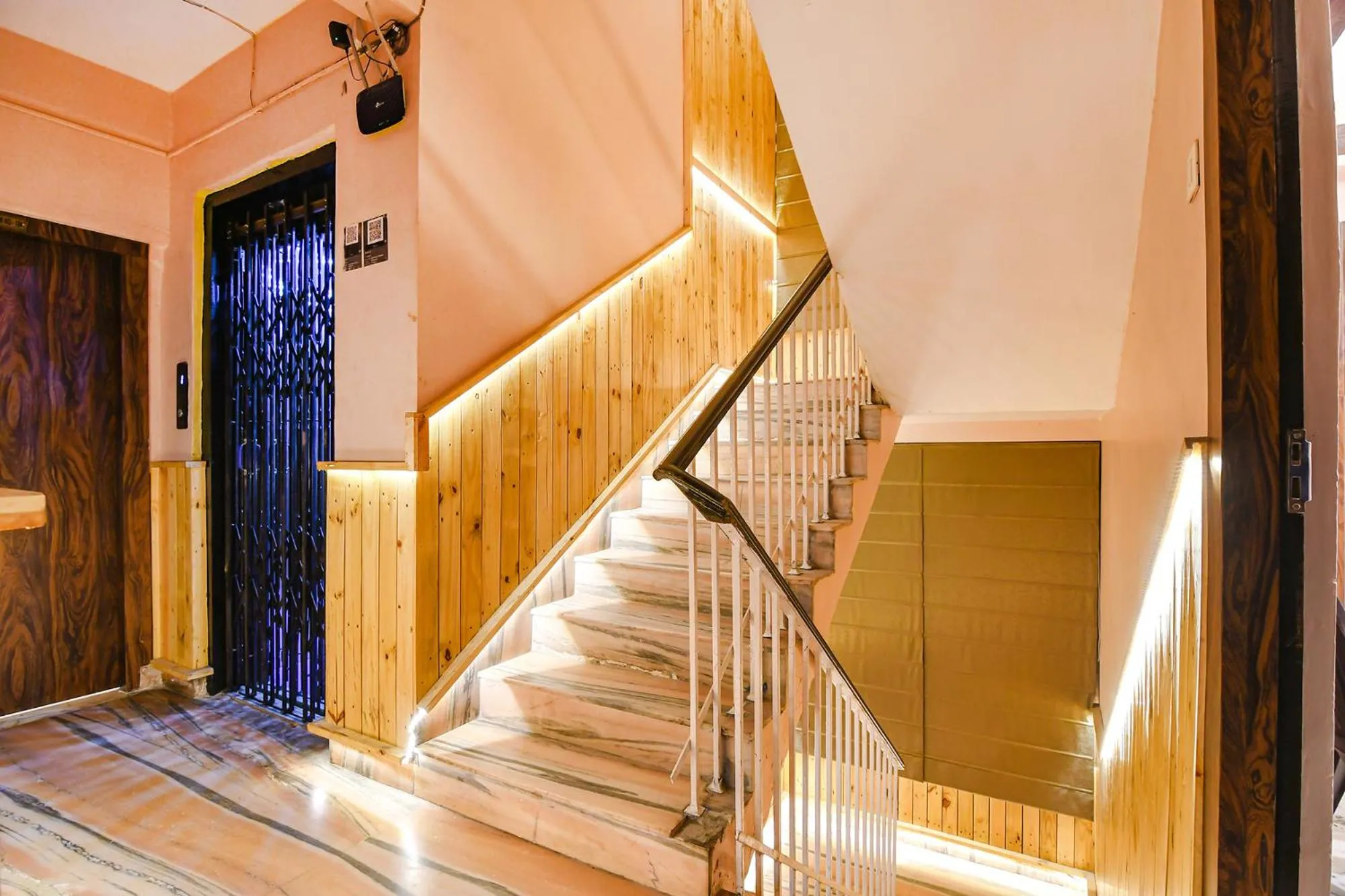 Lobby or reception in FabHotel The Golden Orchid