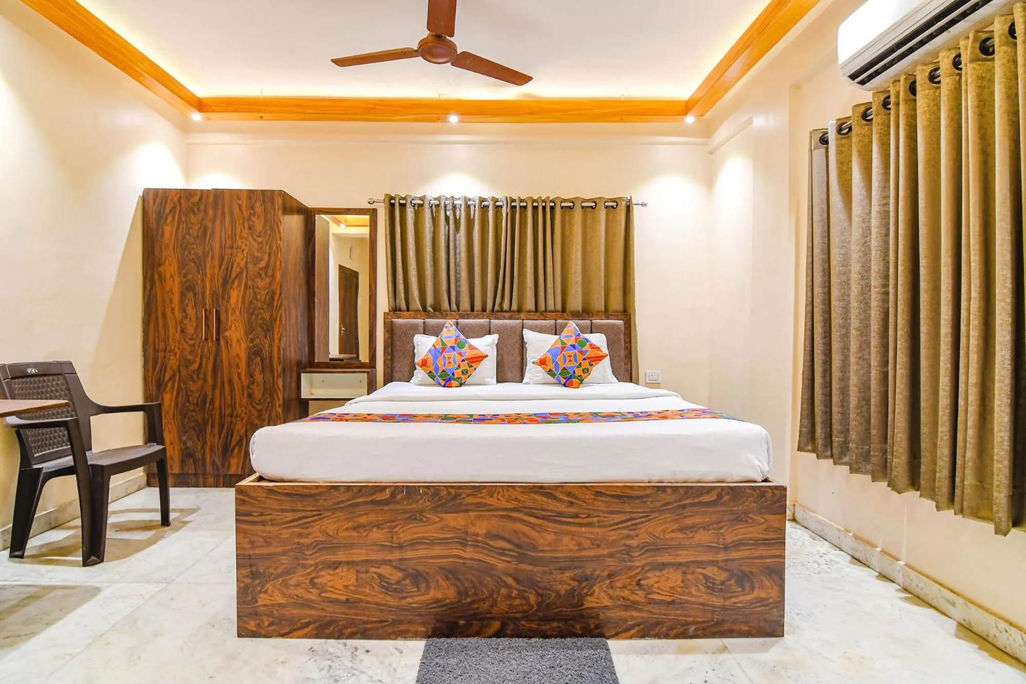 Bed in FabHotel The Golden Orchid