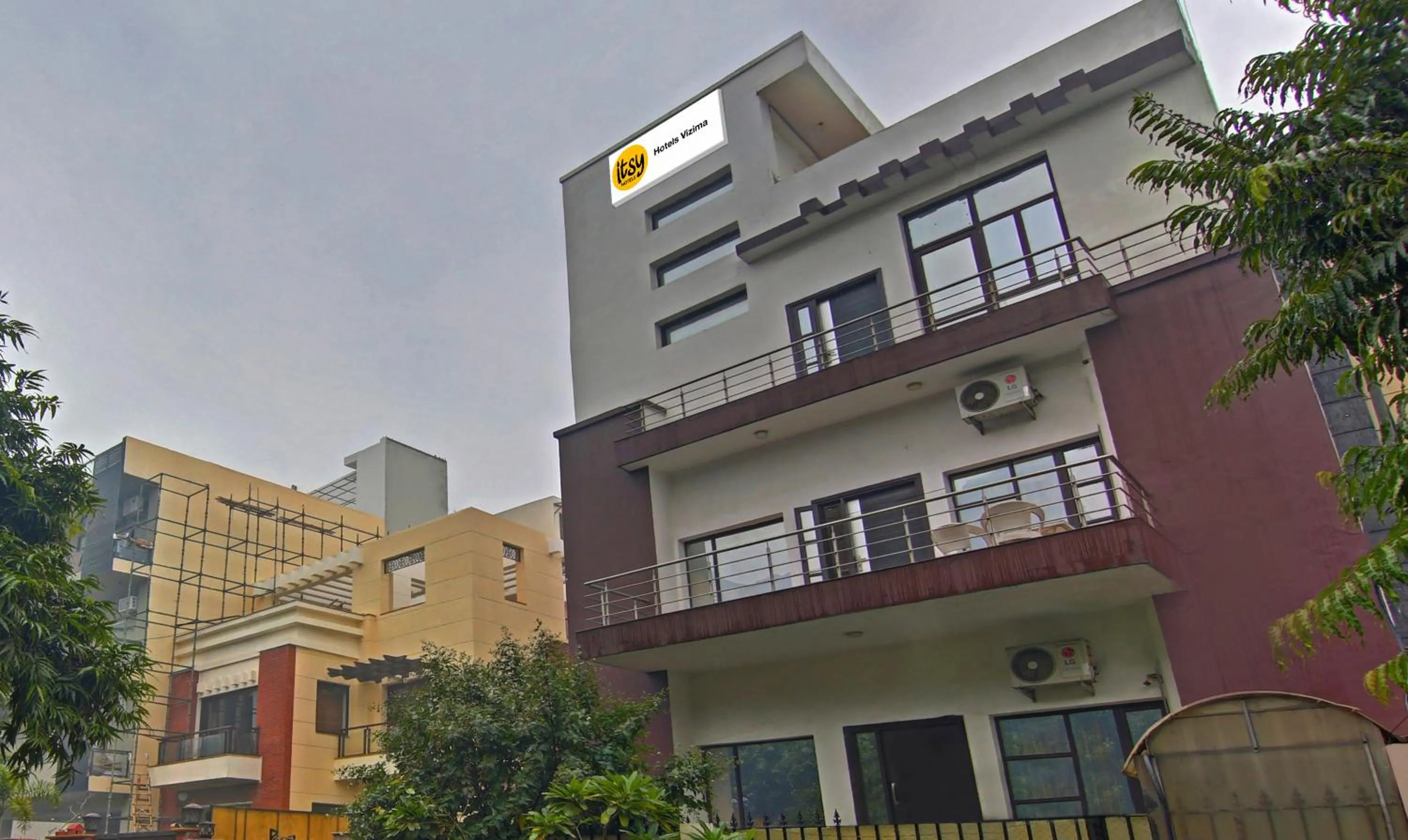 Property building in Itsy Hotels Golden Vista