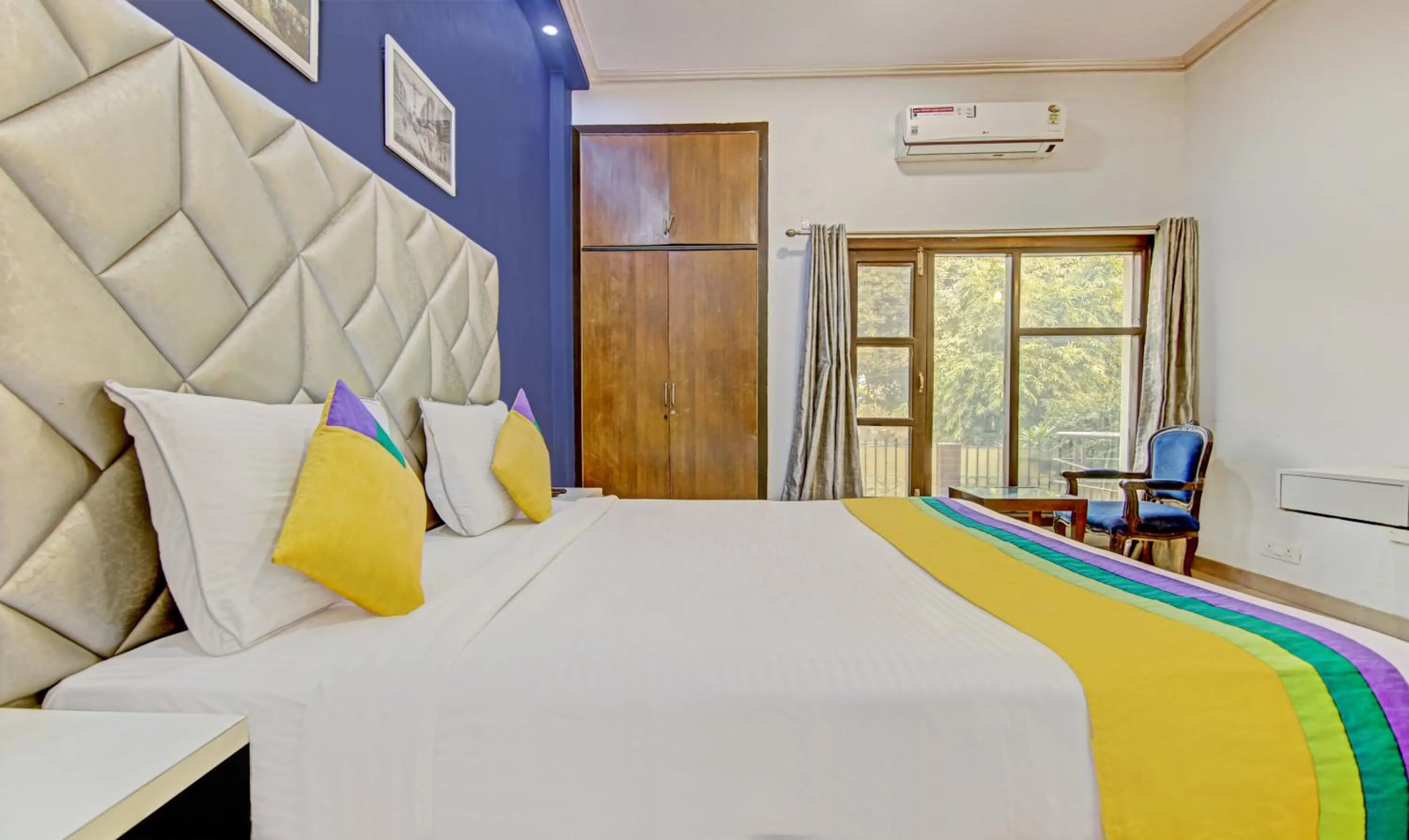 Bedroom, Bed in Itsy Hotels Golden Vista