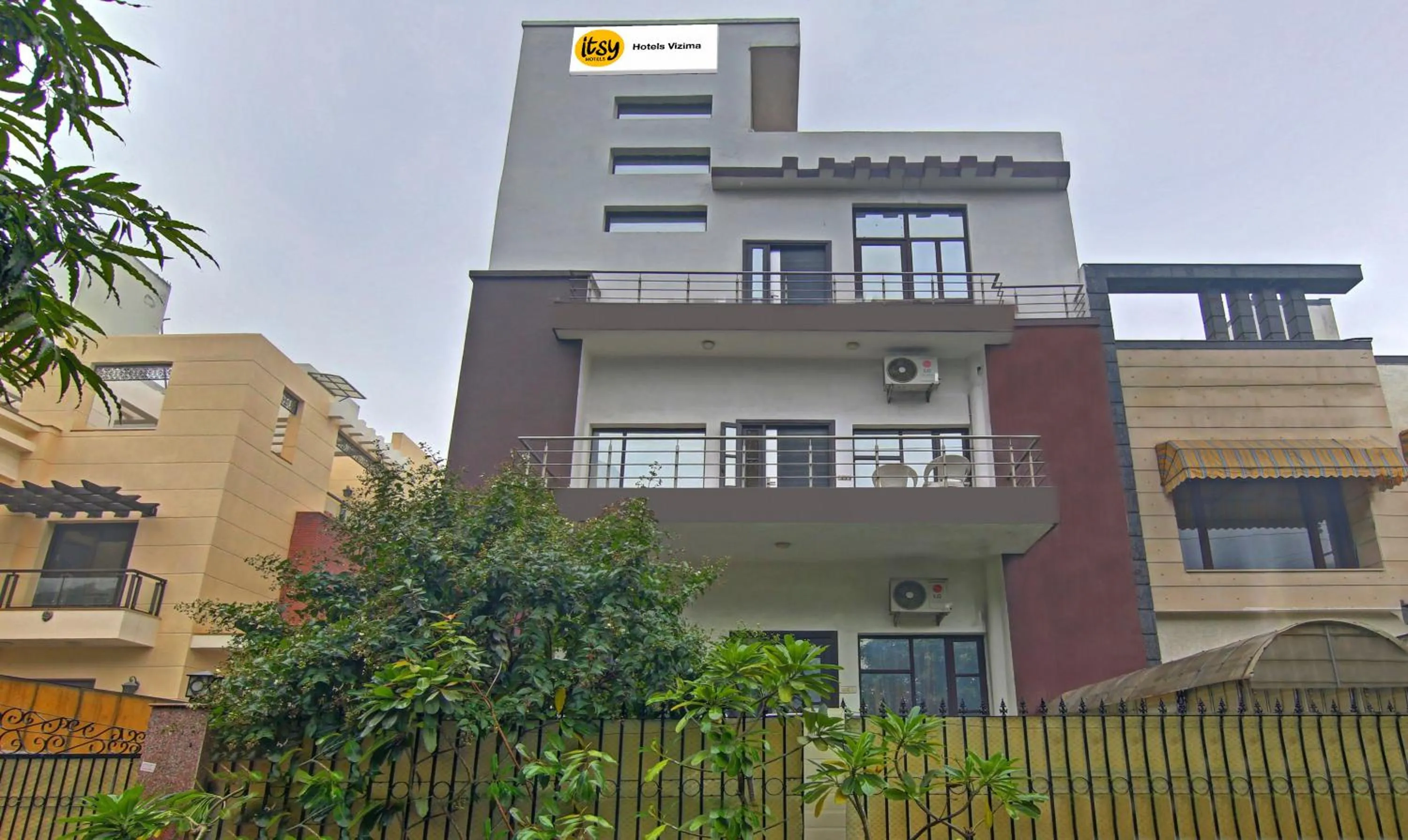 Property building in Itsy Hotels Golden Vista