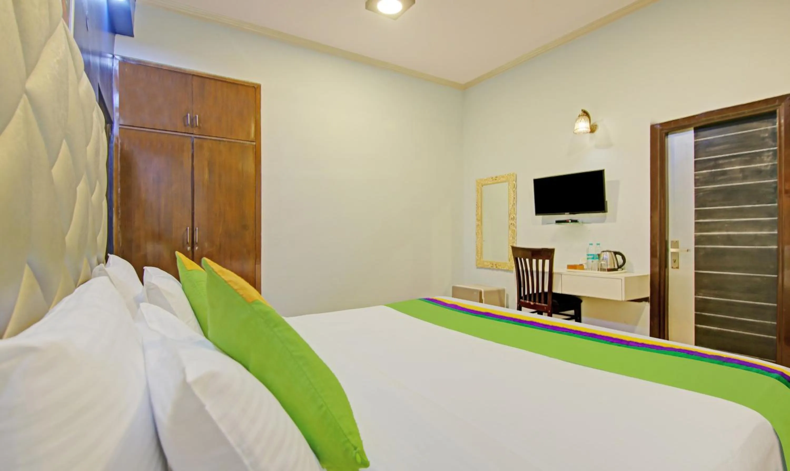 Bedroom, Bed in Itsy Hotels Golden Vista