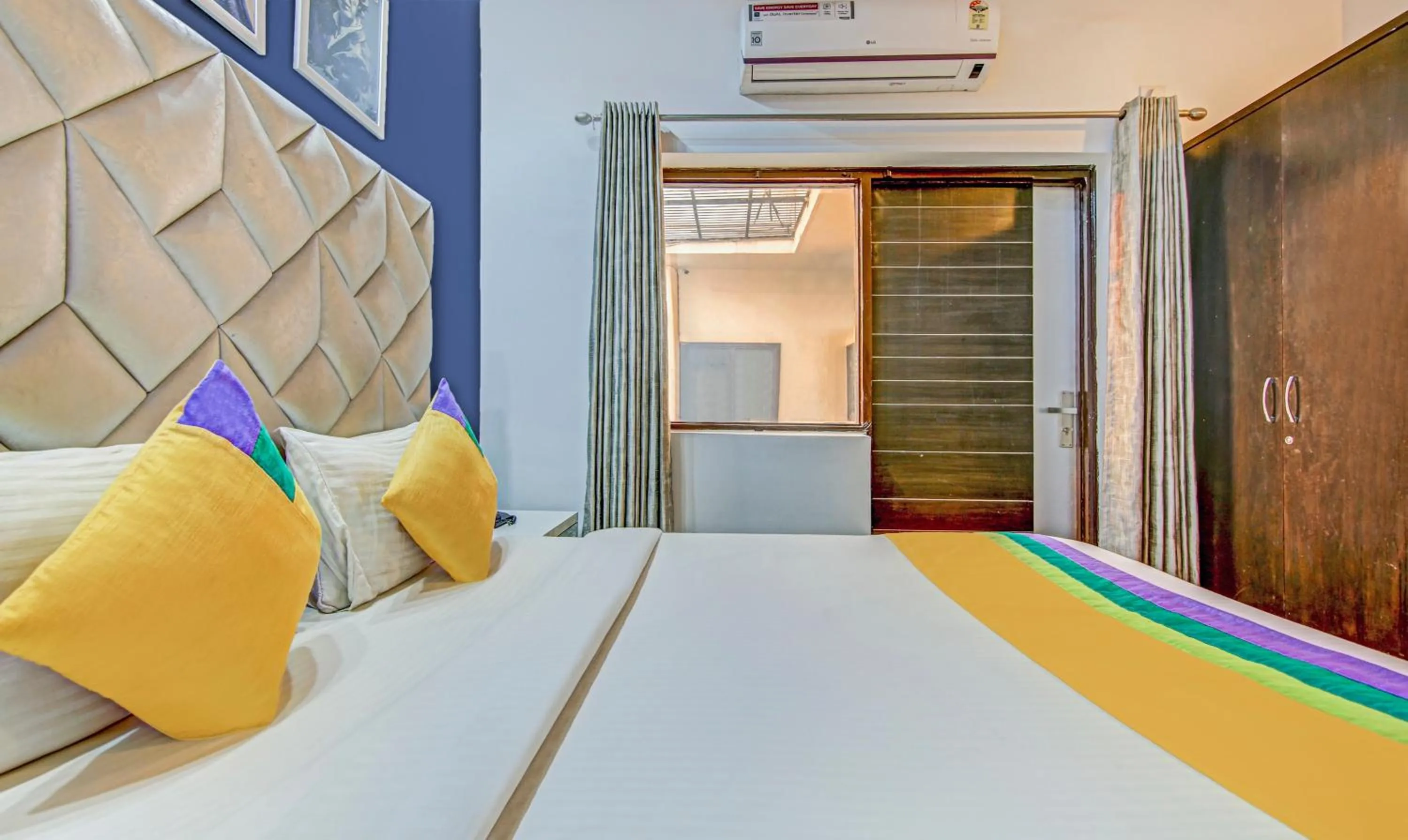 Bedroom, Bed in Itsy Hotels Golden Vista