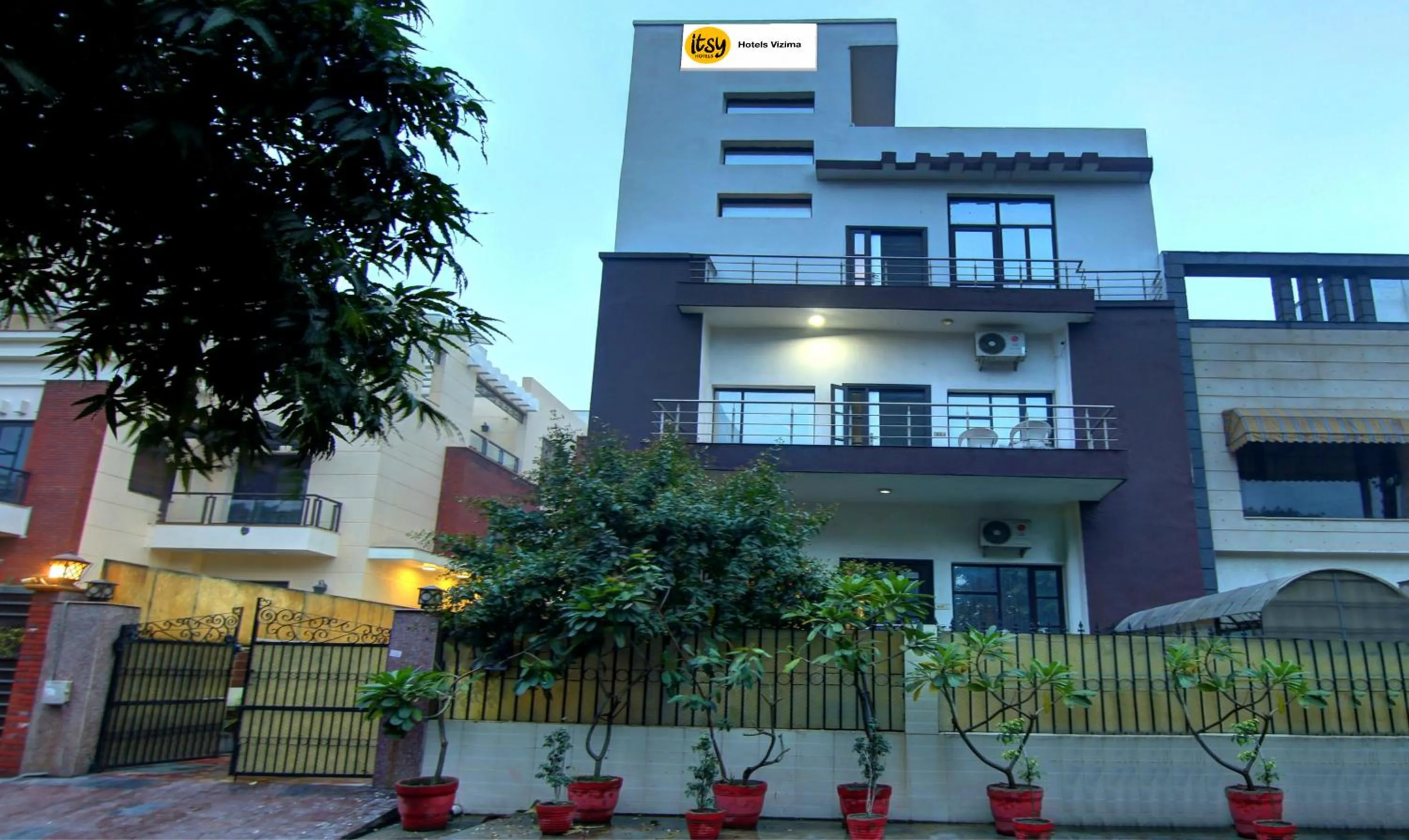 Property building in Itsy Hotels Golden Vista