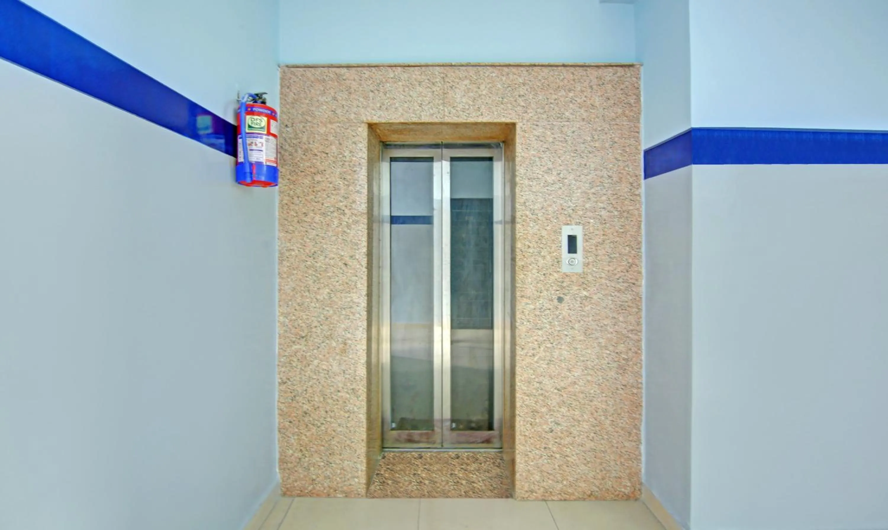 elevator in Itsy Hotels Golden Vista