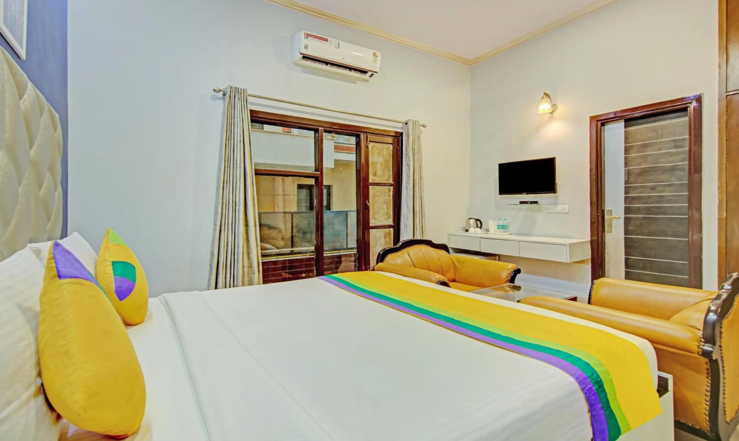 Bedroom, Bed in Itsy Hotels Golden Vista