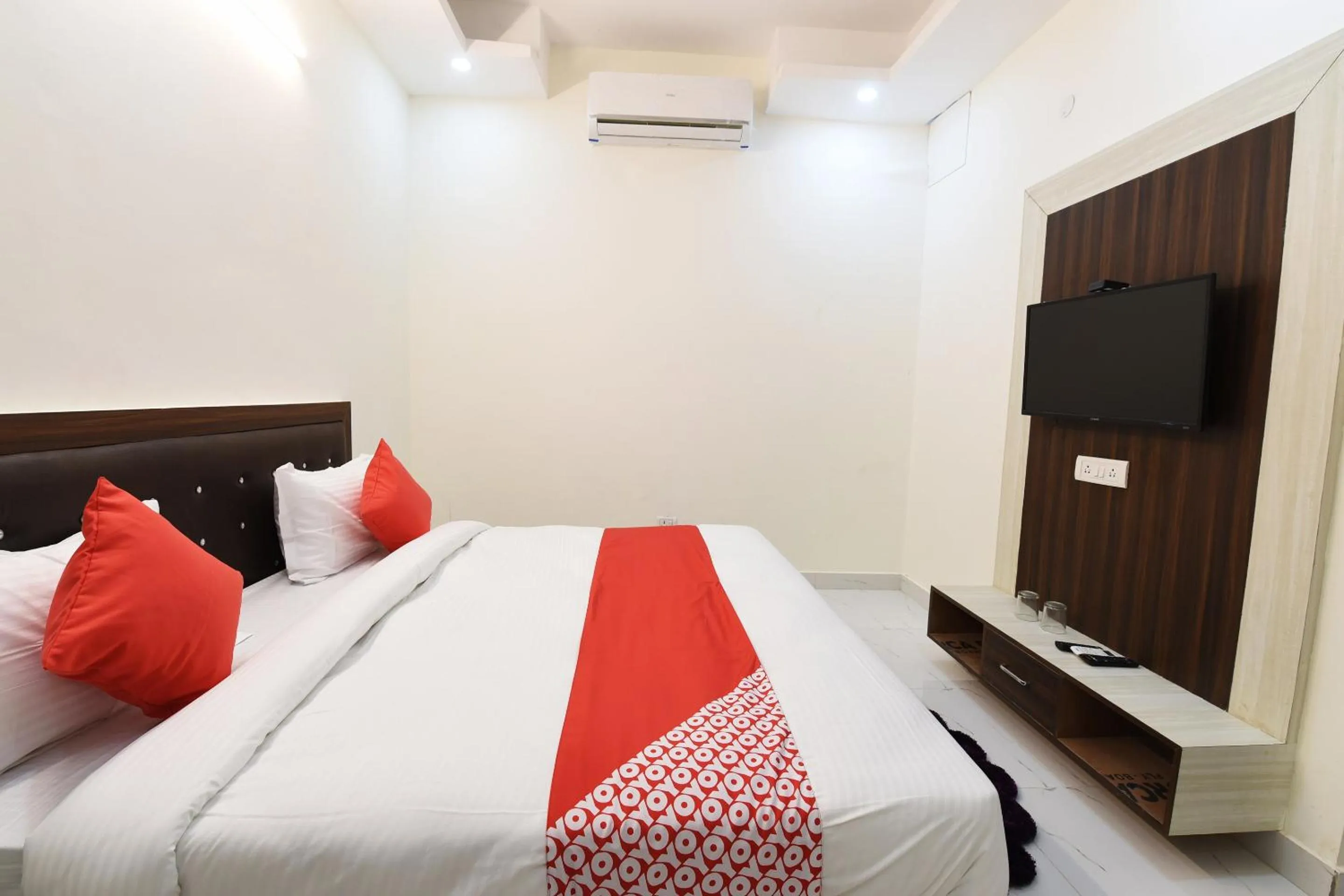 Bedroom in Hotel O The Signature Hotel Near Iskcon Temple Noida