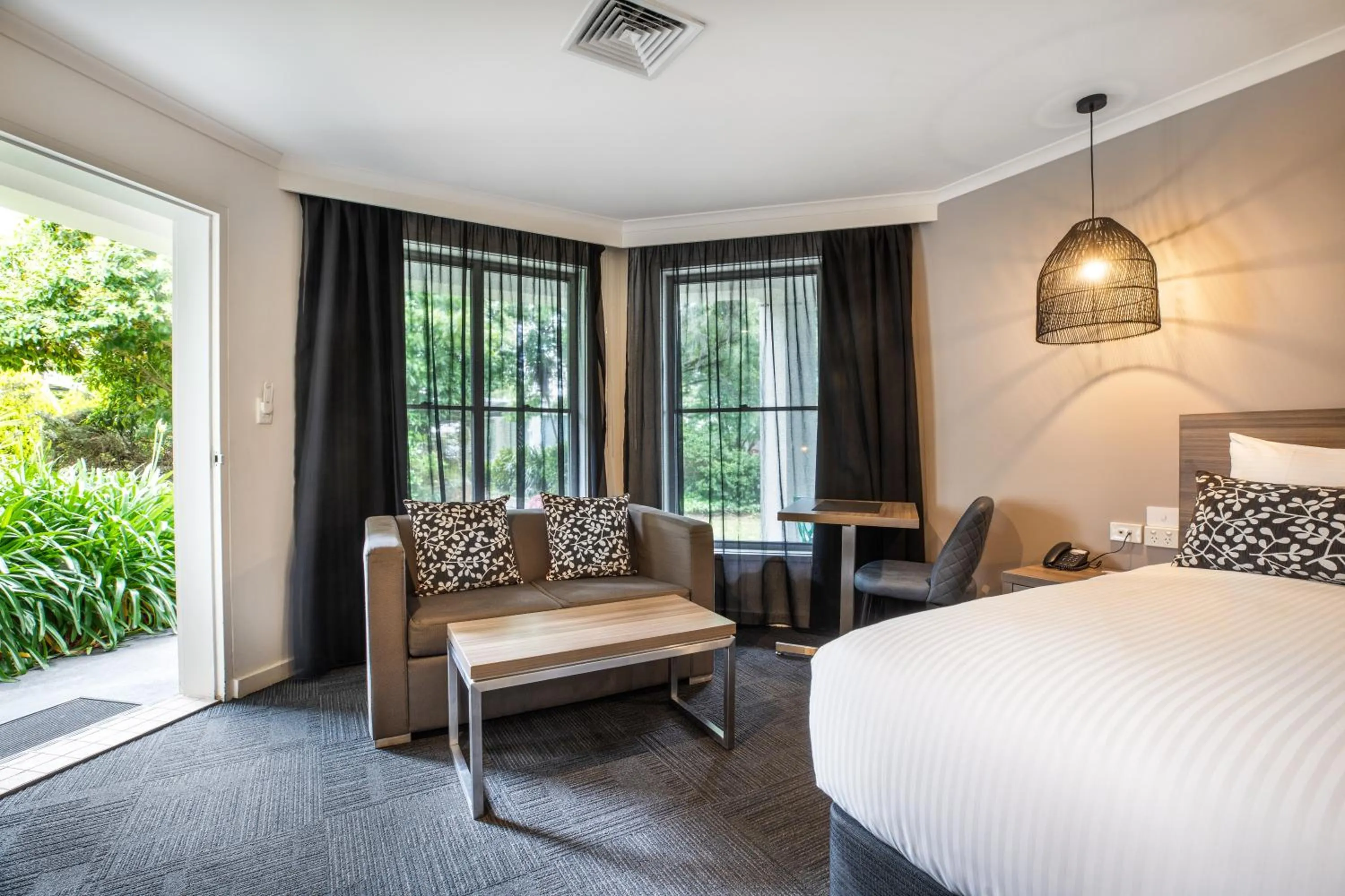 Photo of the whole room, Bed in Nightelier Doncaster